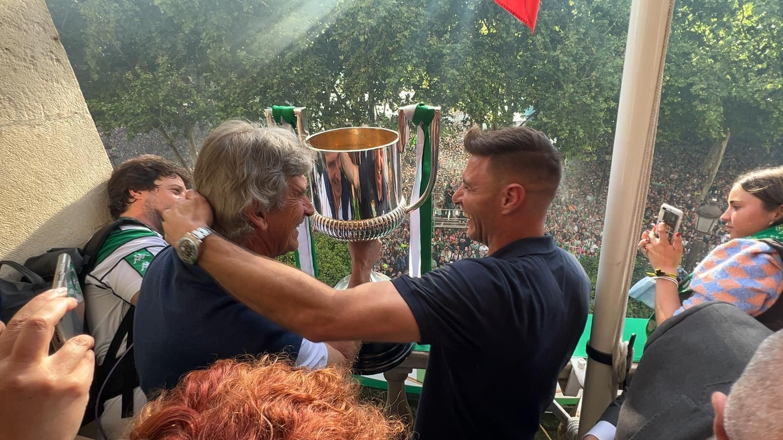Joaquín abraza a Pellegrini en el balcón del Ayuntamiento.
