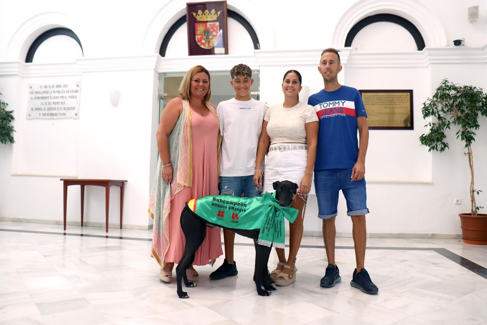 Elena Amaya recibe a Furia y a su familia tras proclamarse campeón Elena Amaya recibe a Furia y a su familia tras proclamarse campeón