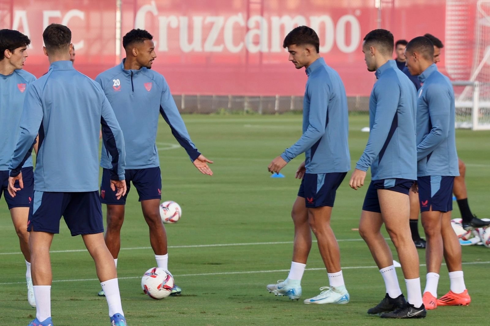 Sow parece indicarle a Kike Salas, ante Ramón Martínez, que es su turno como central.