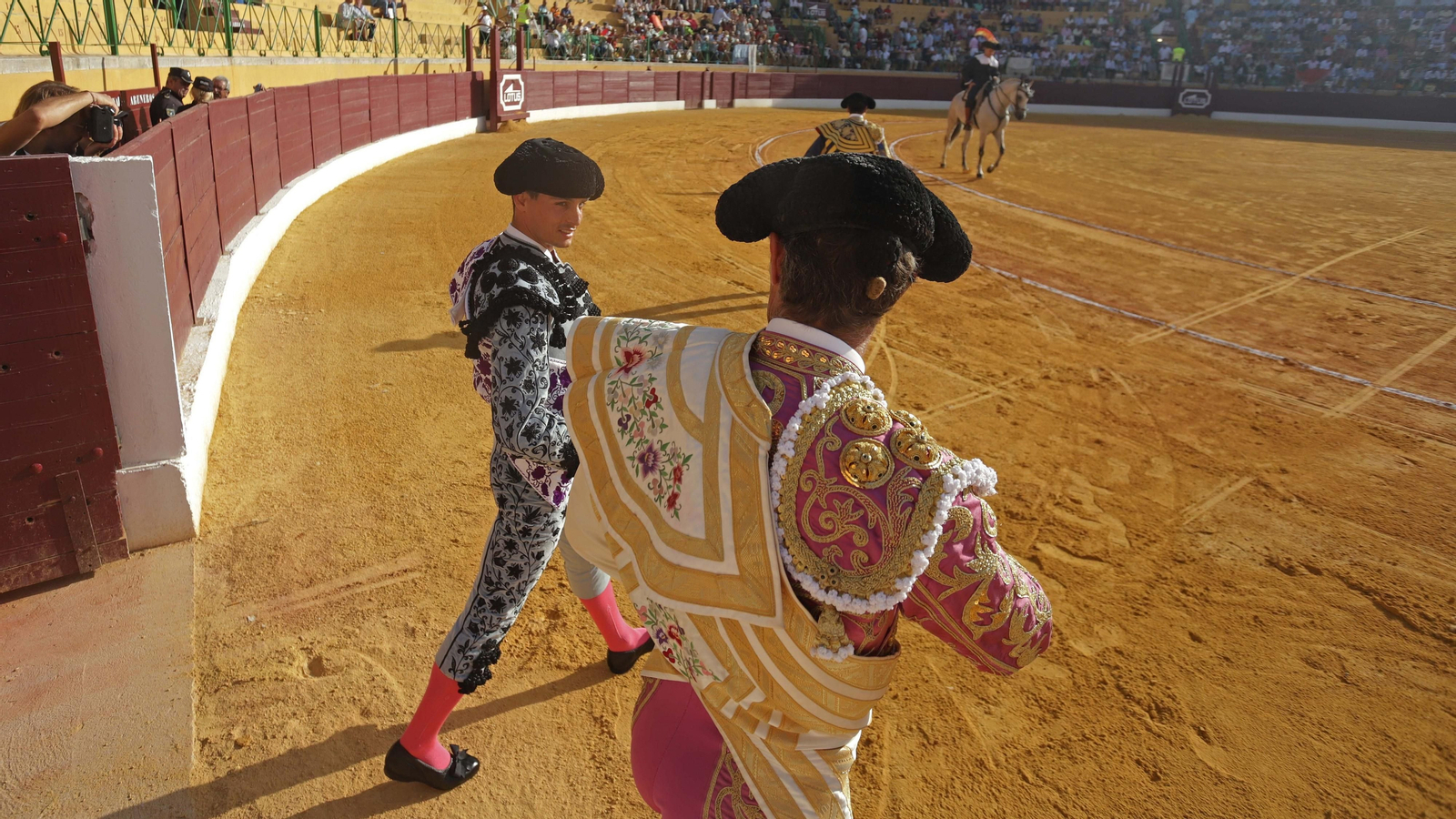 Fotos de la corrida del viernes de la Feria de La Línea: Curro Díaz, Manuel Escribano y David Galván