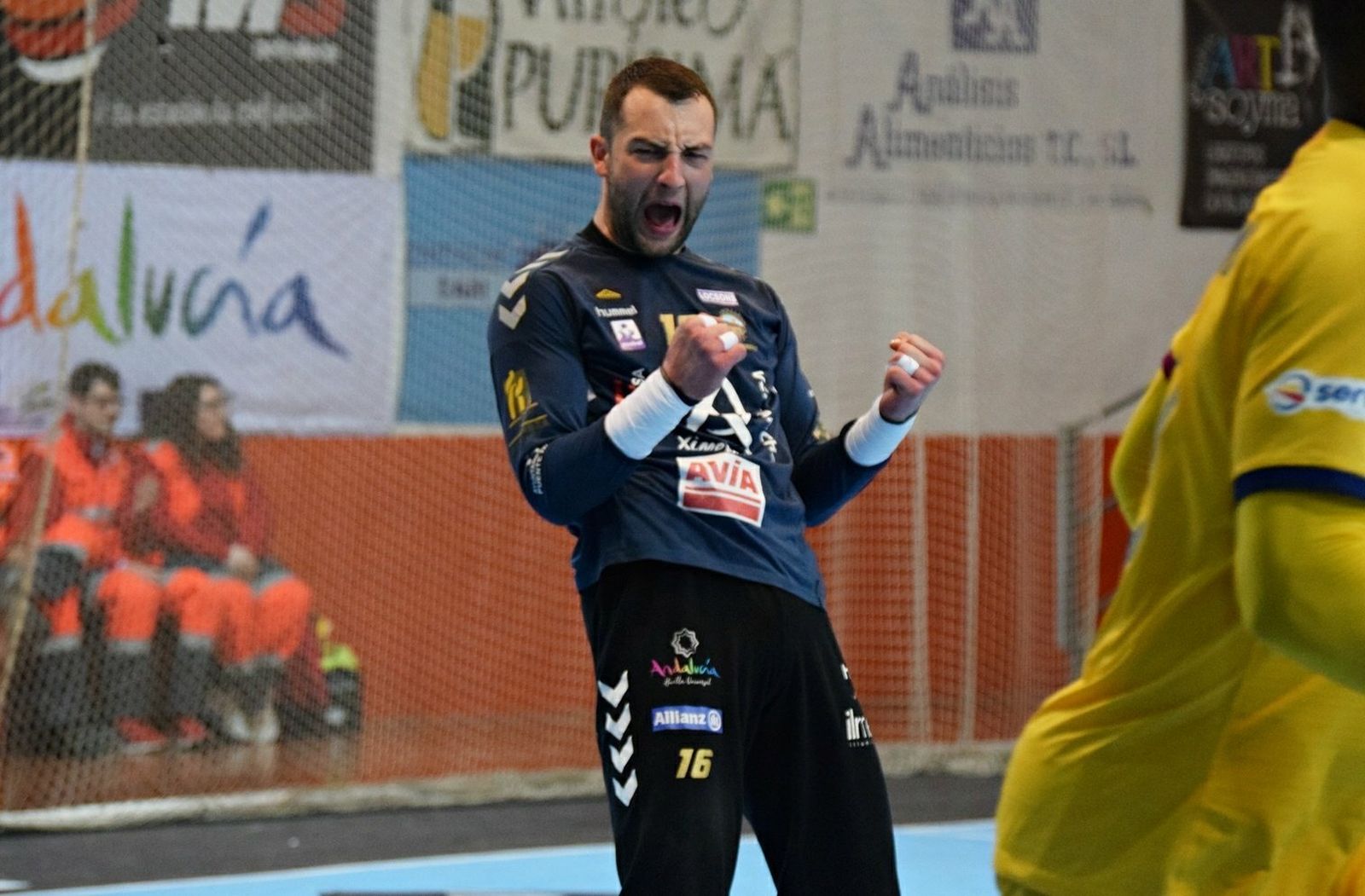 Ahmetasevic celebra una parada durante un partido.