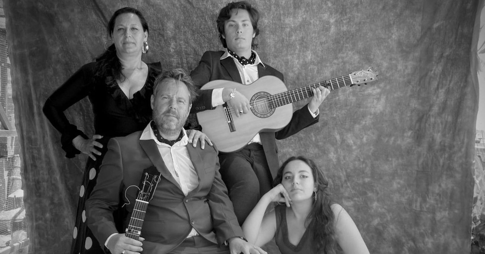 El tocaor francés Camilo Garidou posa con su familia