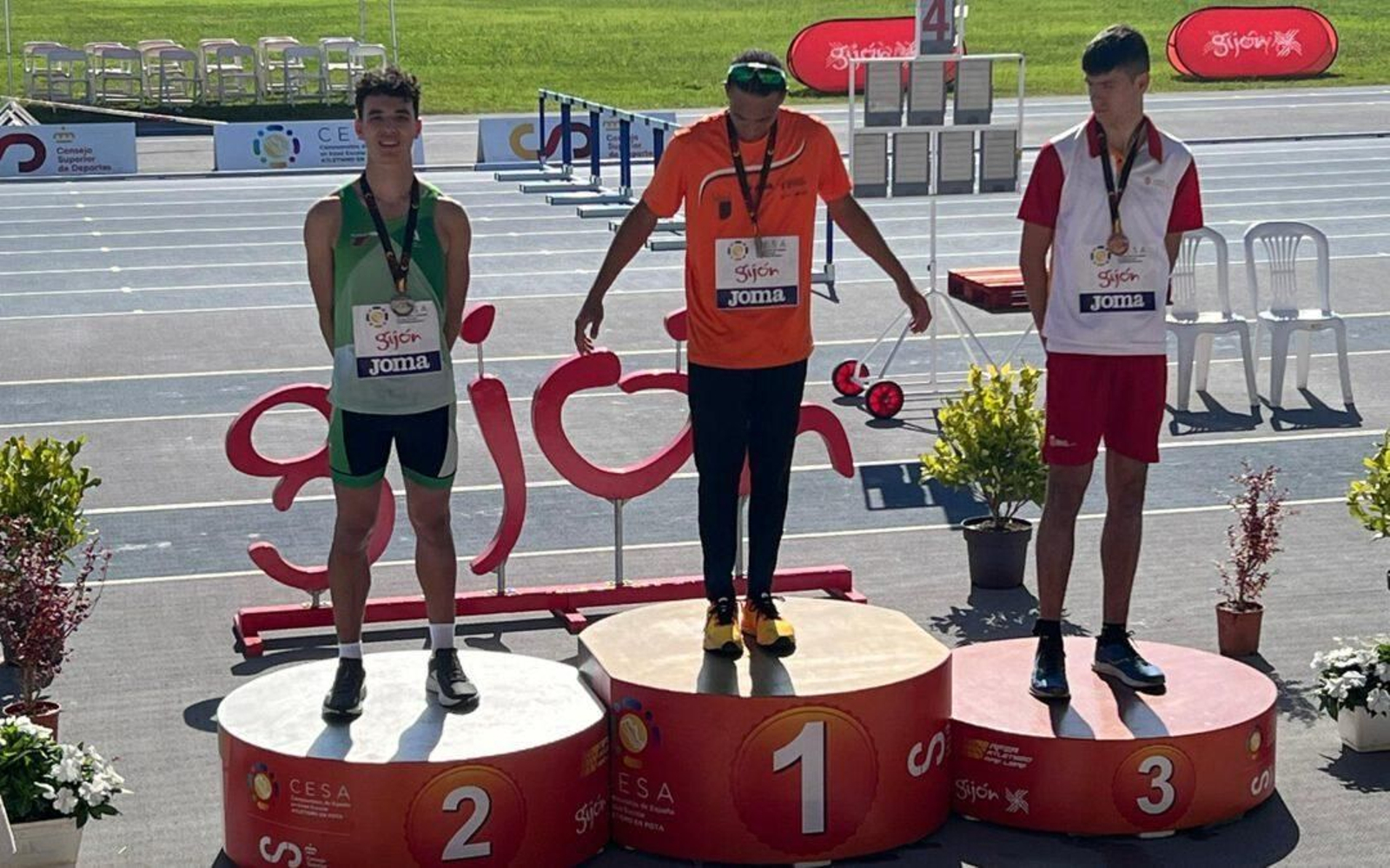 Roberto Piñero, del Maratón Jerez, plata en salto en el Nacional de Federaciones sub-16. Roberto Piñero, del Maratón Jerez, plata en salto en el Nacional de Federaciones sub-16.