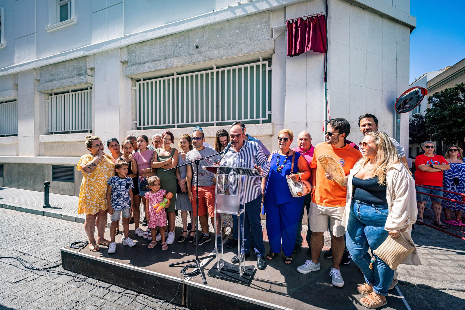 En imágenes: Un bonito homenaje para inaugurar la calle María la Hierbabuena en Cádiz