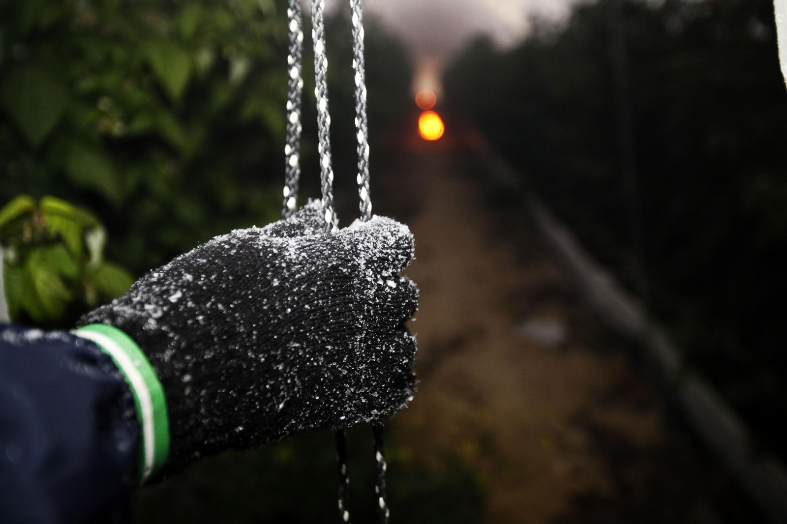 Interior de un invernadero de frambuesa con una vela de parafina en su interior, en Palos de la Frontera