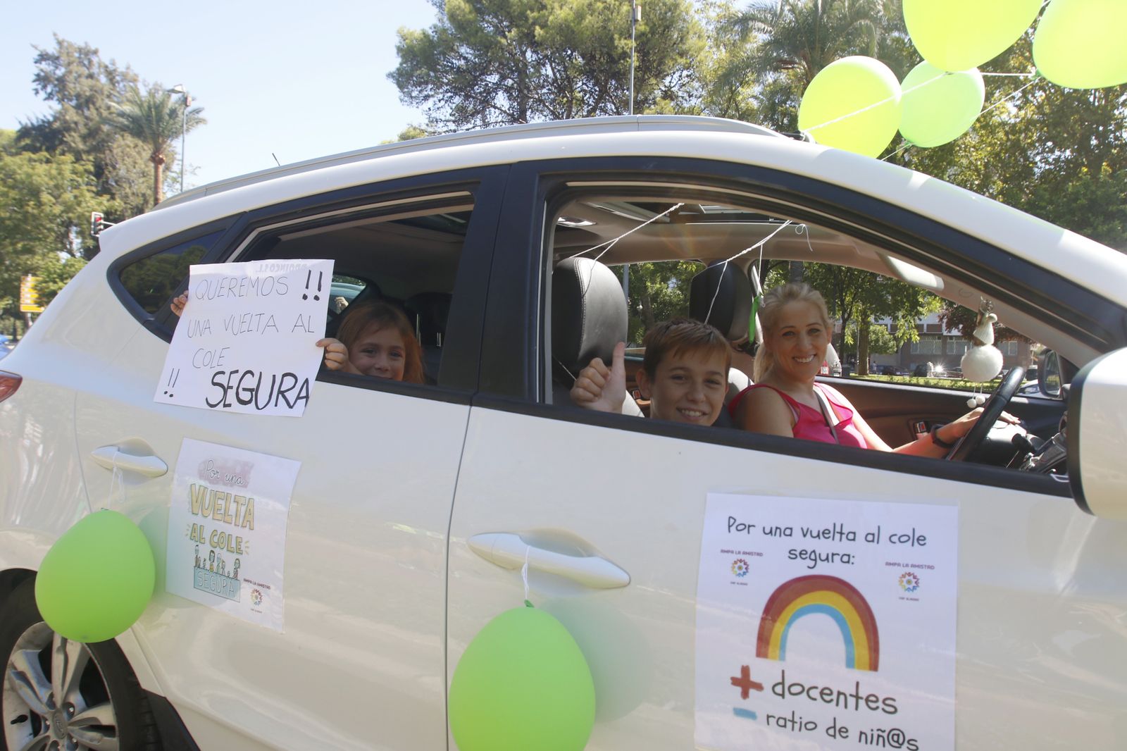 La caravana por una vuelta al cole segura en Córdoba, en fotos