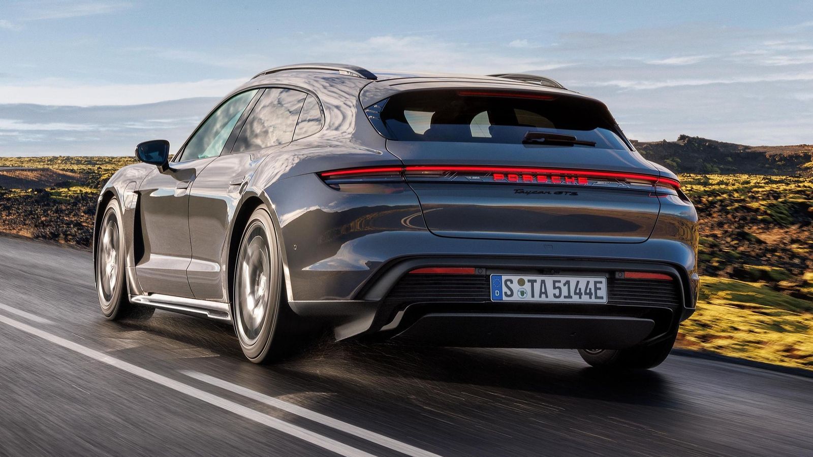 La diferencia de precio entre la carrocería de tipo berlina y la familiar para el Taycan GTS es de poco más de 1.000 euros. La diferencia de precio entre la carrocería de tipo berlina y la familiar para el Taycan GTS es de poco más de 1.000 euros.