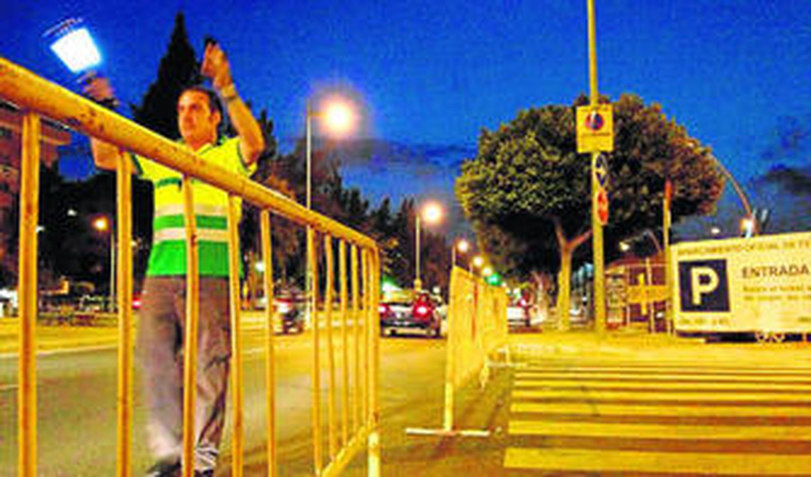 Controlador de Verdiblanca avisando a los conductores de la entrada al Parking.