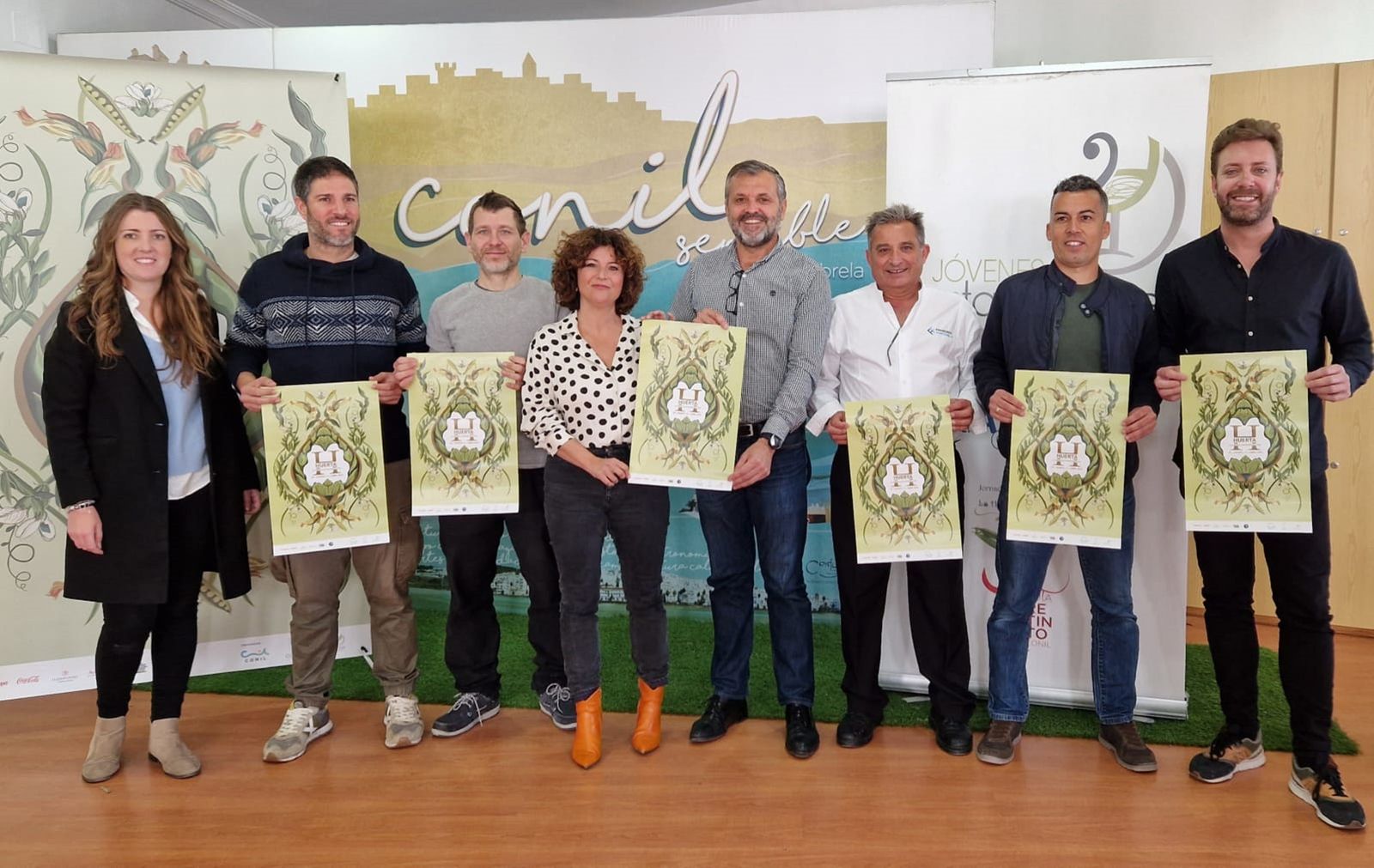 Miembros de la organización de esta cita gastronómica muestran el cartel anunciador de esta nueva edición.