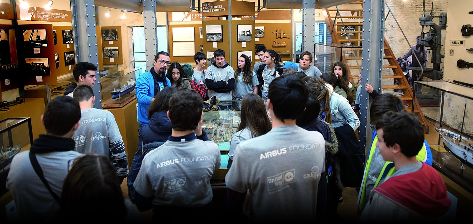 Un grupo de alumnos, ayer en el Museo El Dique de Navantia Puerto Real.