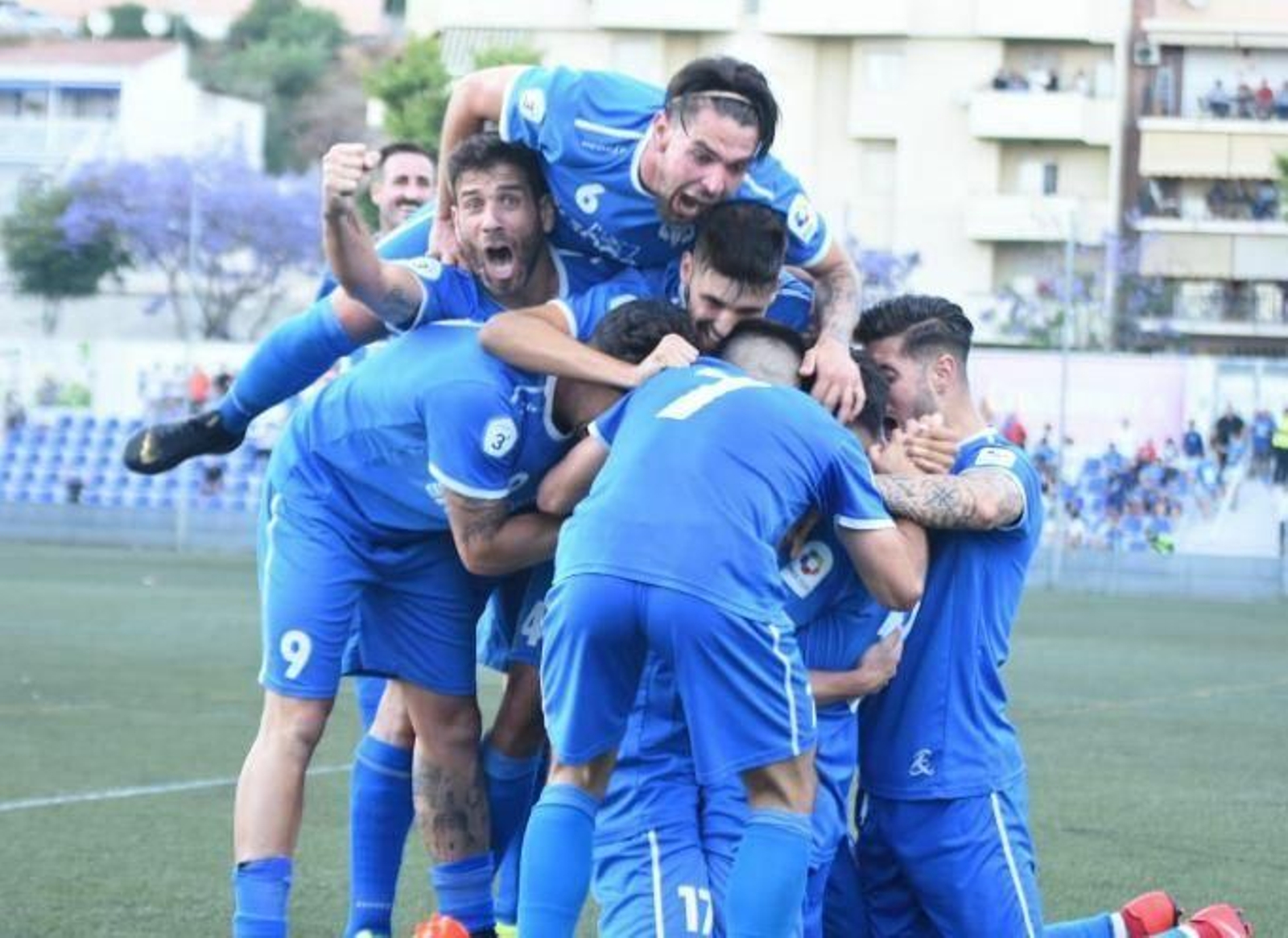 Jugadores de El Palo tras un gol.