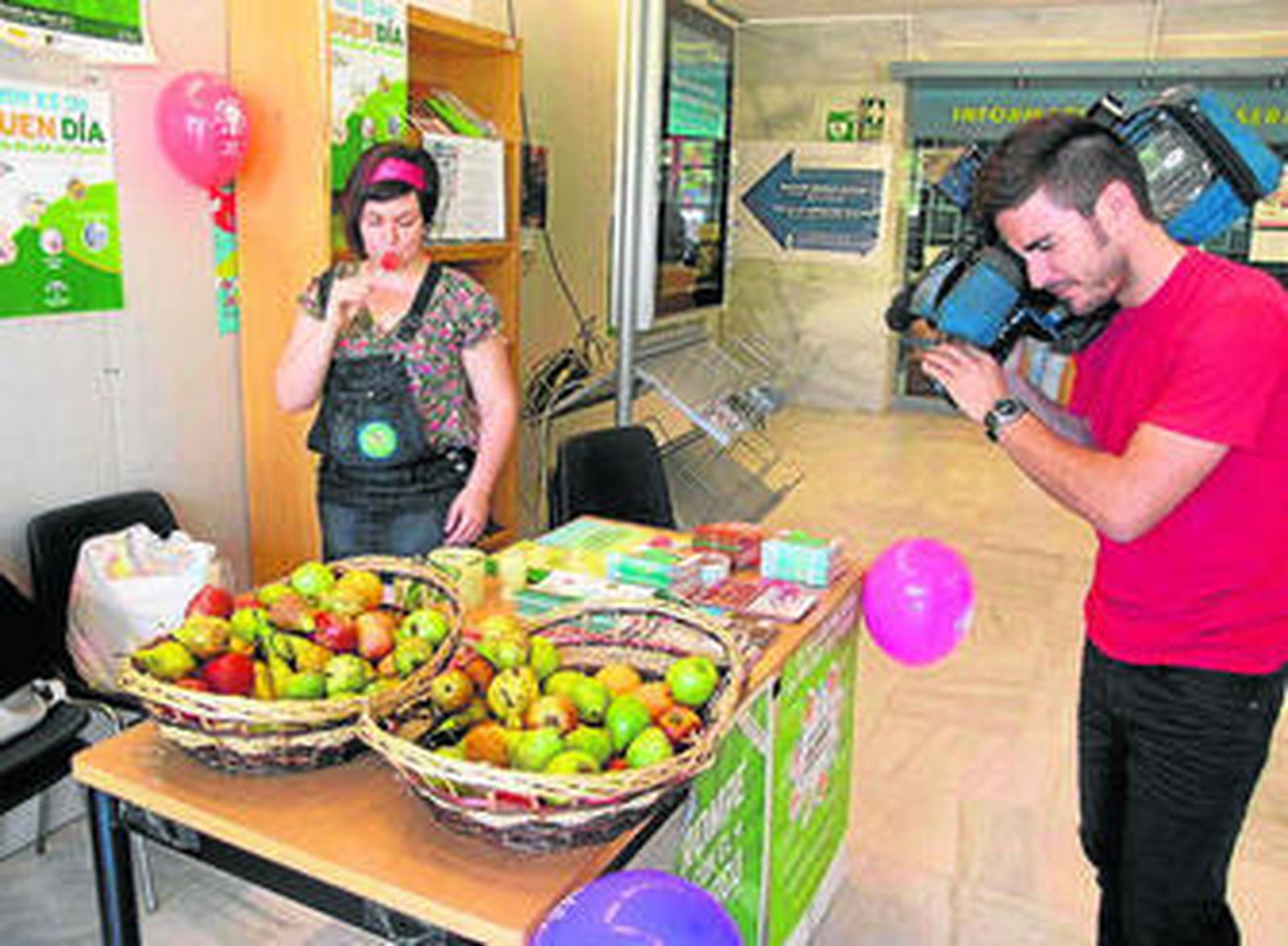 Reparto de fruta y piruletas por el Día Mundial sin Tabaco.