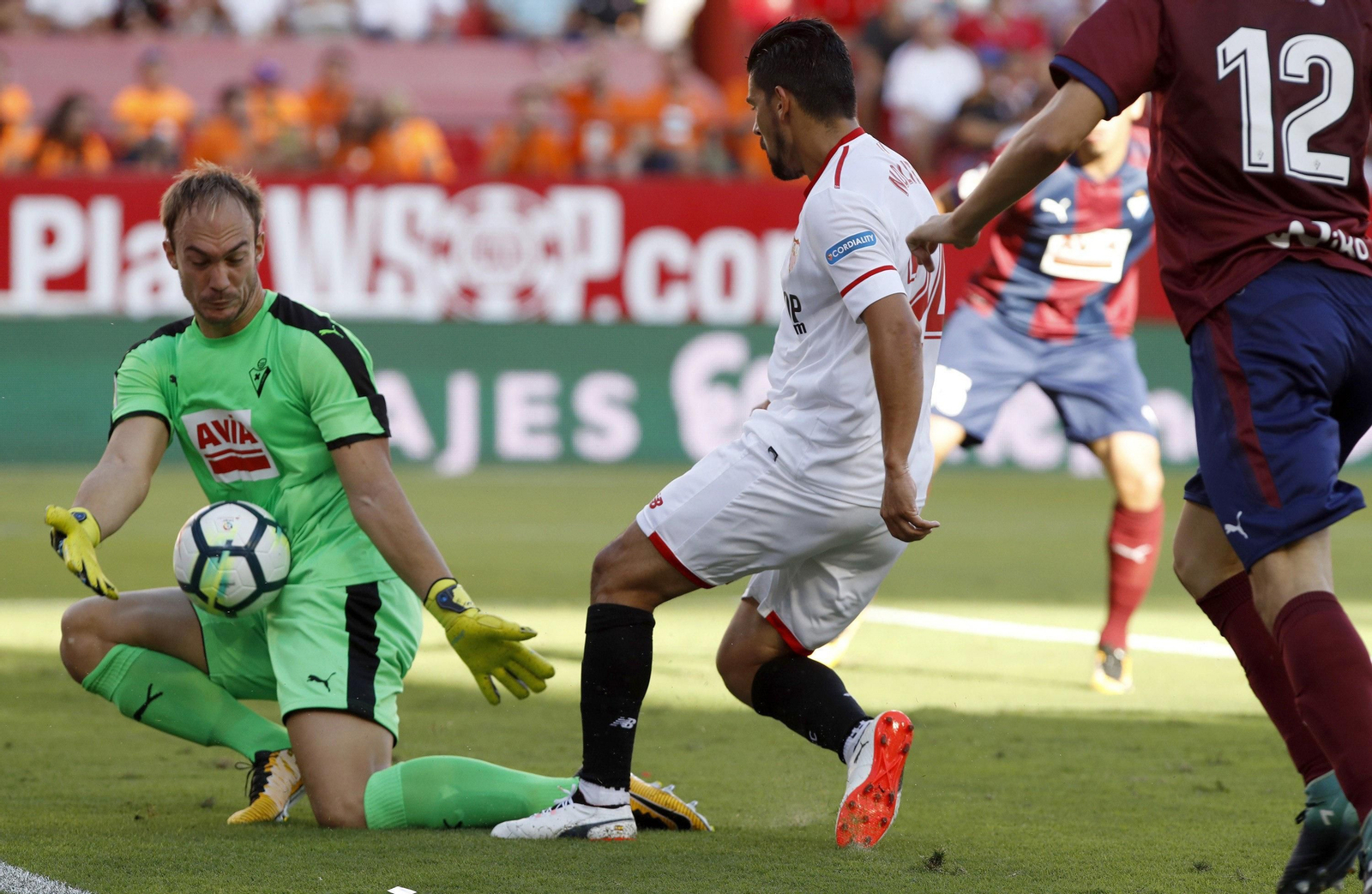 Dmitrovic realiza una parada a Nolito.