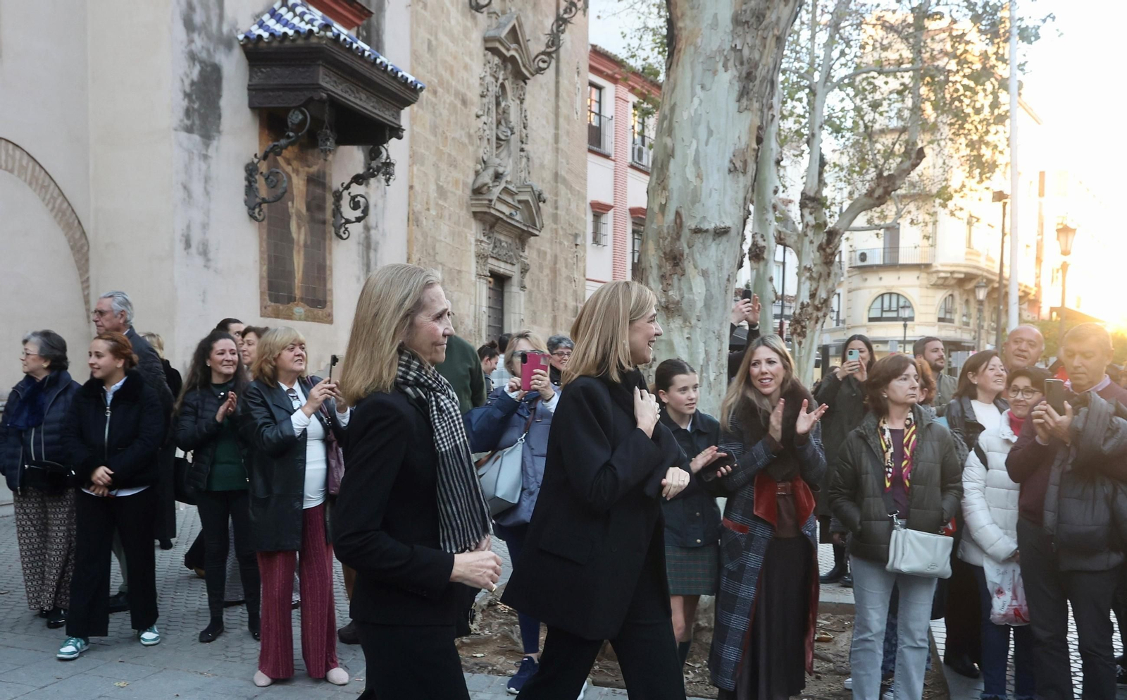 Las fotos del rey Felipe VI, la reina Sofía y las infantas Elena y Cristina en el funeral de Fernando de Borbón y Medina en Sevilla