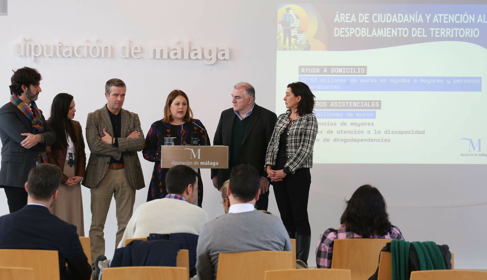 Rivas, ayer en el centro, con parte del equipo de gobierno.