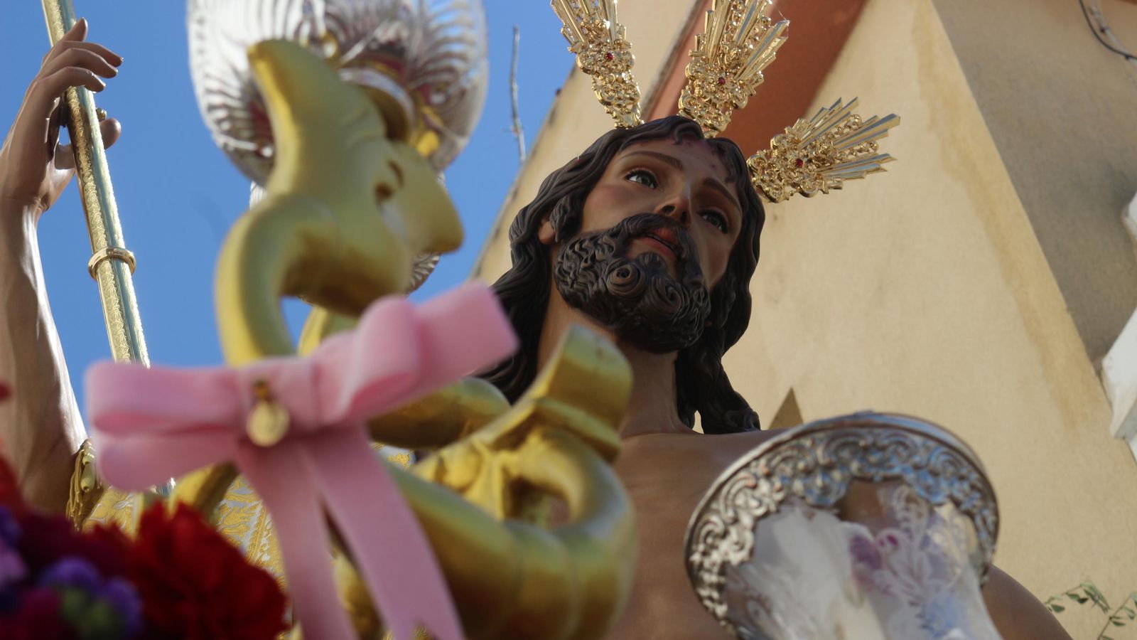 Lazo rosa en apoyo a las "luchadoras" contra el cáncer de mama