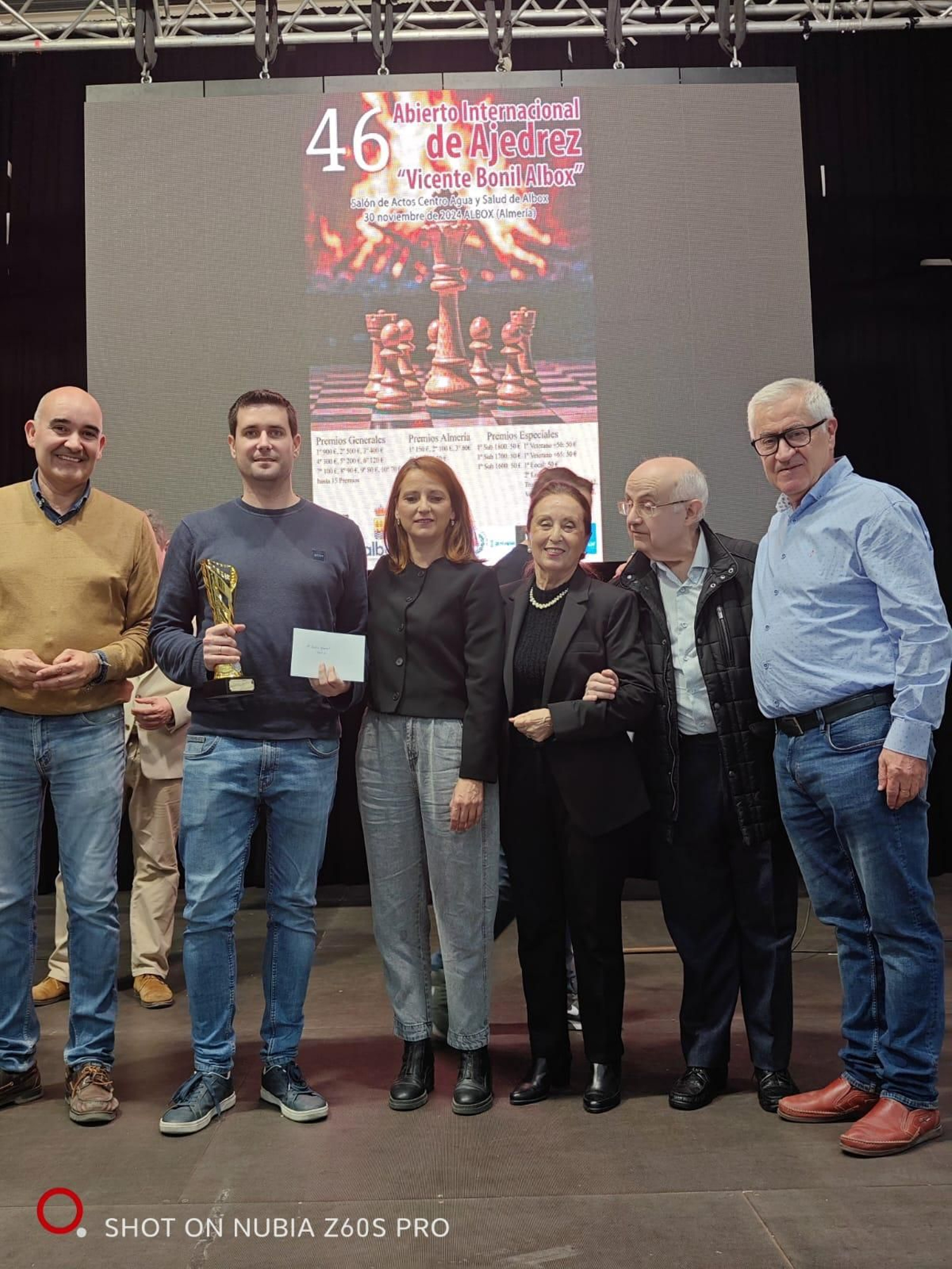 El Campeón del Torneo con la familia Bonil y autoridades en la entrega de premios