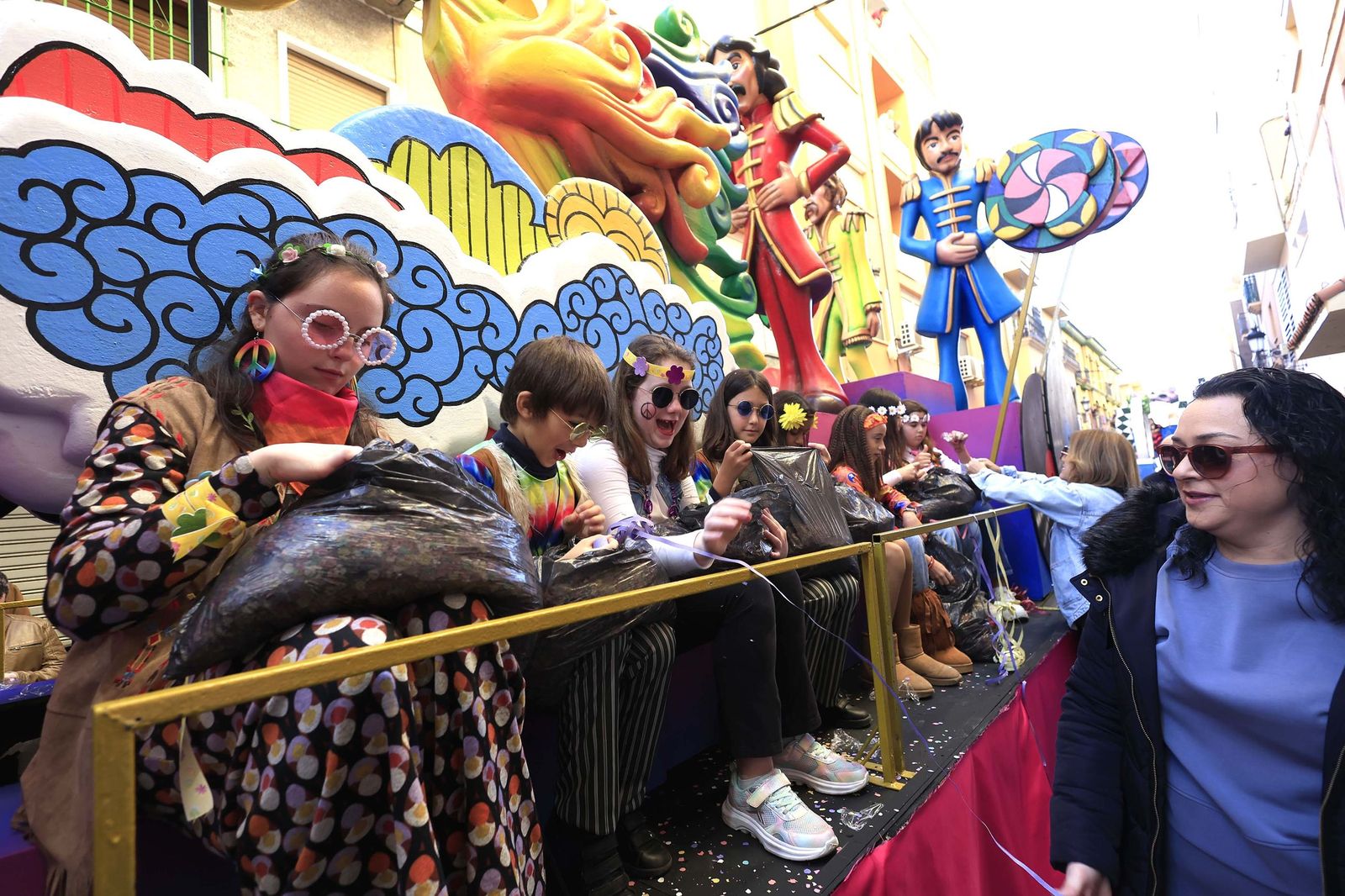 Búscate en las fotos de la cabalgata del Carnaval de La Línea 2026