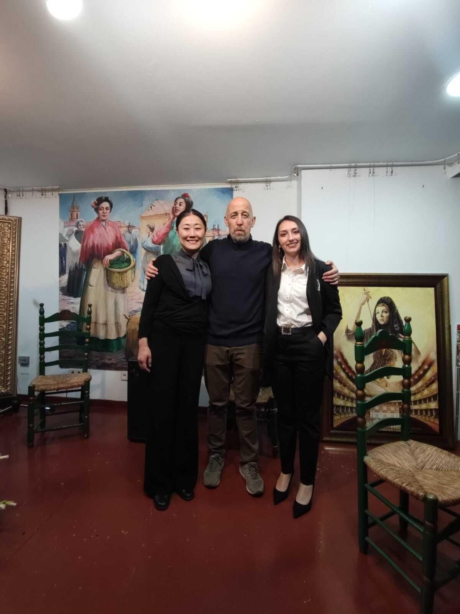 Masayo tras el concurso de saetas, con su profesor y una compañera.