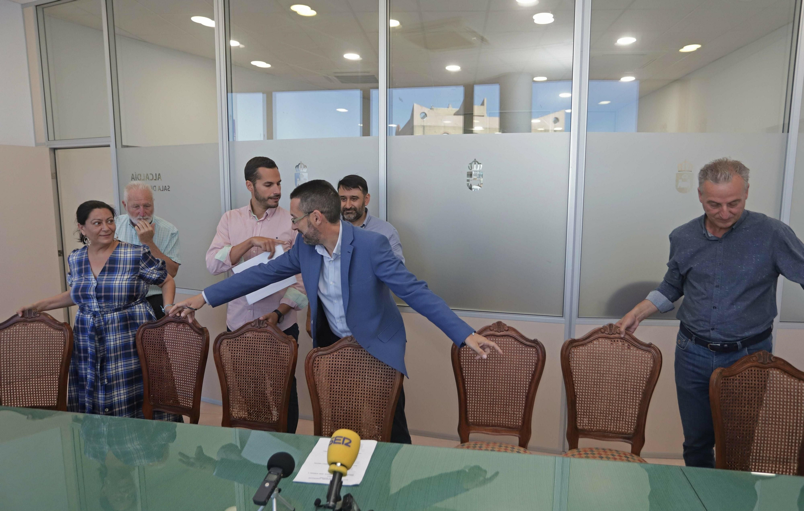 Juan Franco indica a cada quien los asientos en la rueda de prensa de ayer en la Línea.