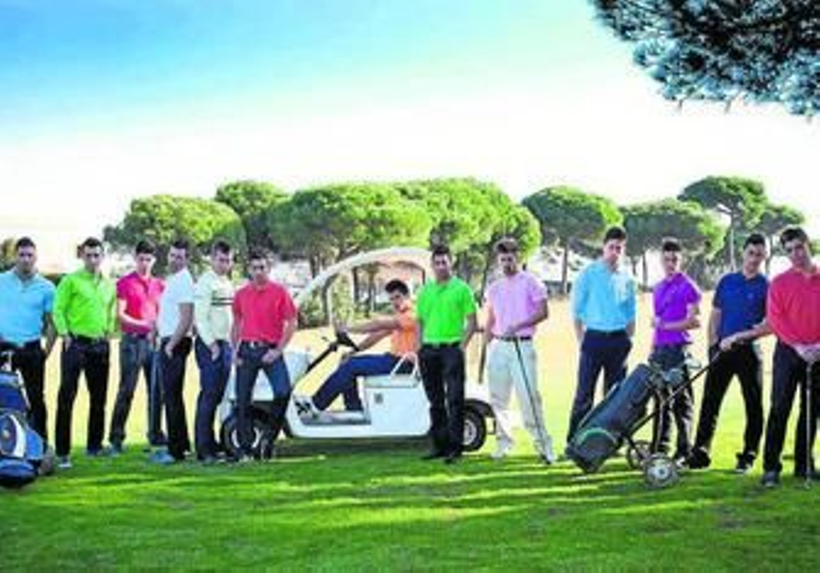 Los jovenes que optan a ser Mister Huelva 2011 posan en un campo de golf.