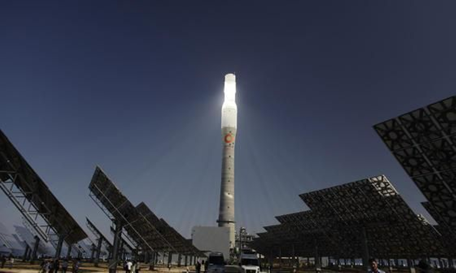 La torre al fondo con placas solares de la planta.

Foto: Antonio Pizarro