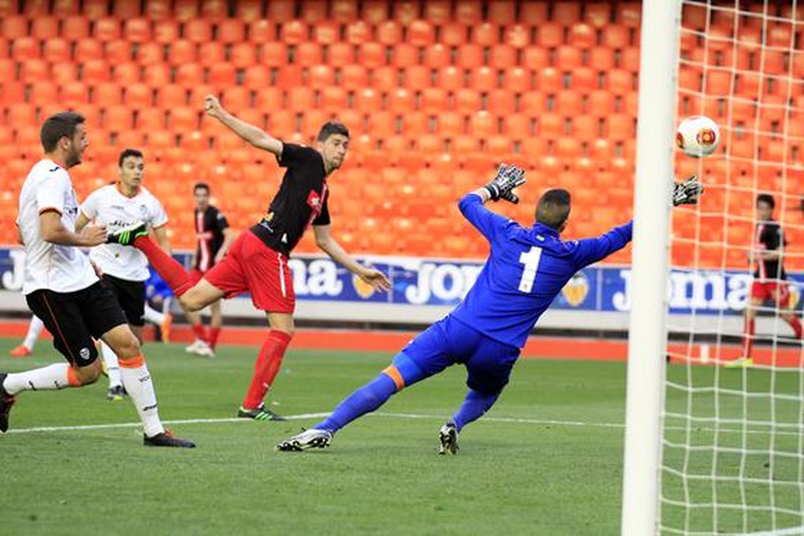 Los albirrojos consuman la pérdida de la categoría un año después de subir al caer en Valencia por 1-0

Foto: LOF