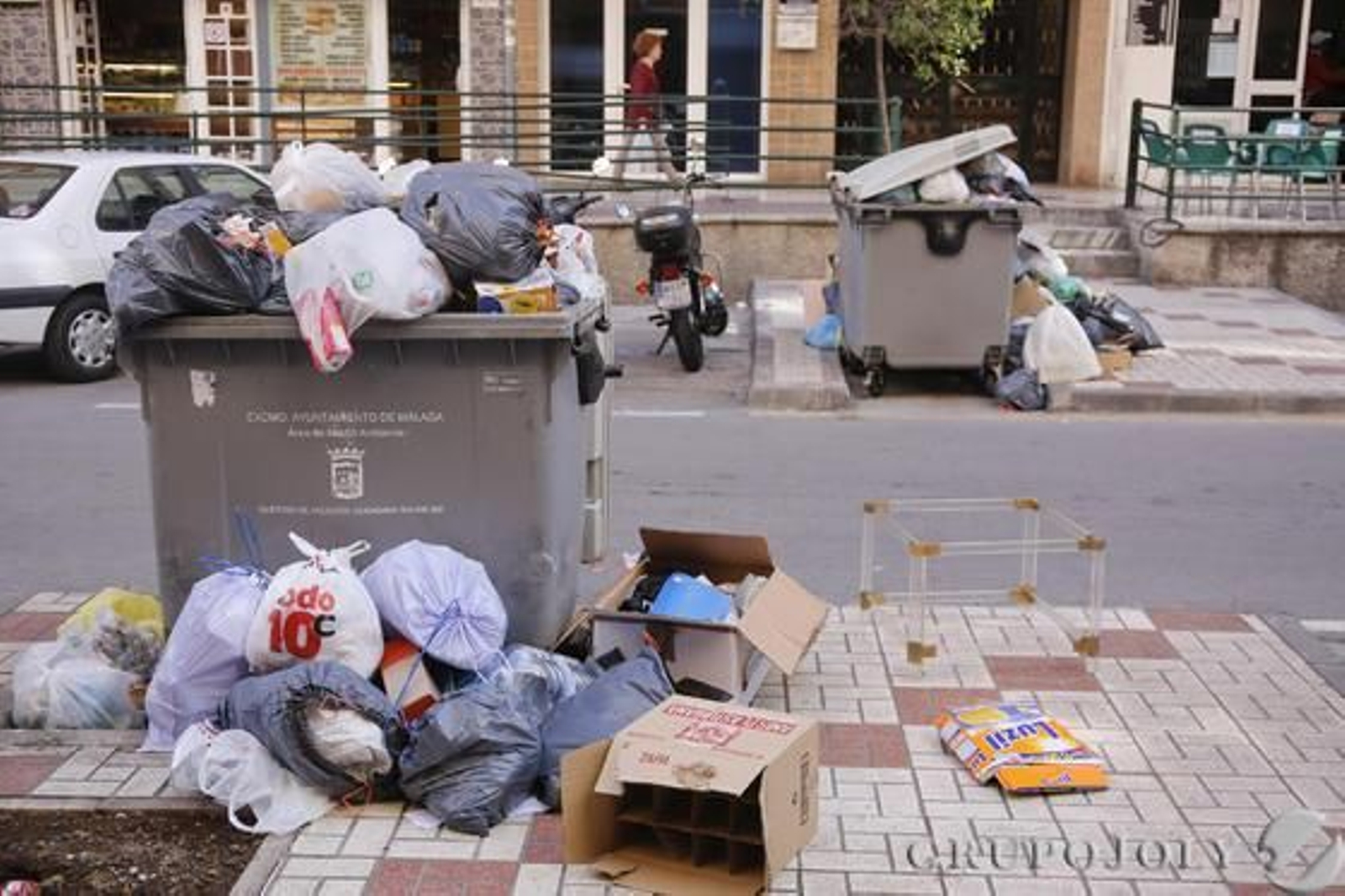 Imágenes de la huelga de basura de Limasa en diferentes distritos