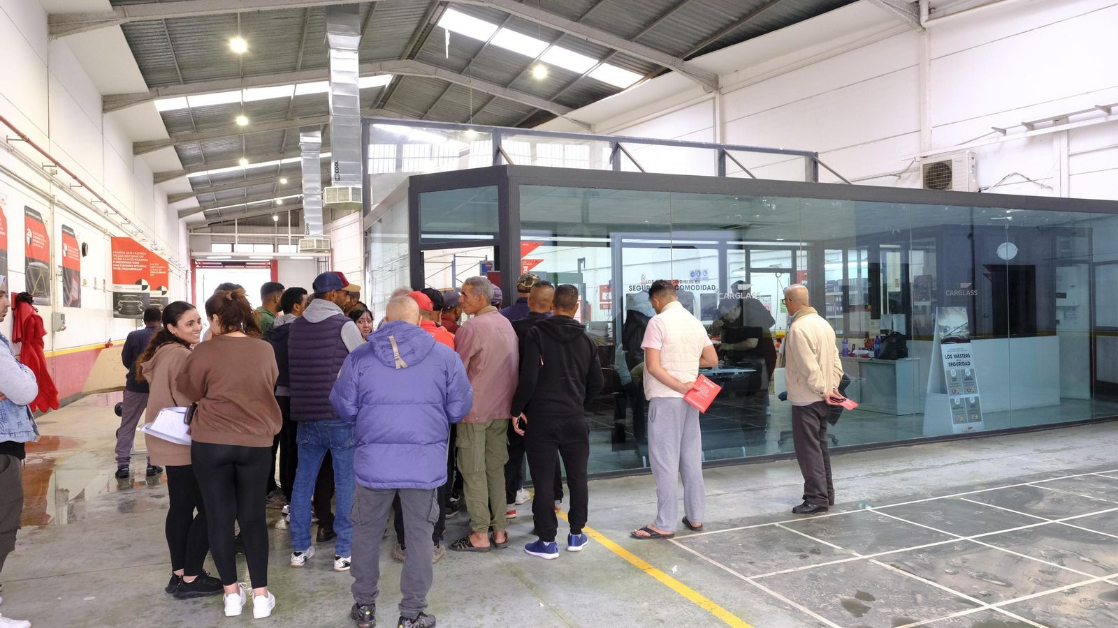 Decenas de afectados esperan a ser atendidos en una de las empresas de reparación de lunas.