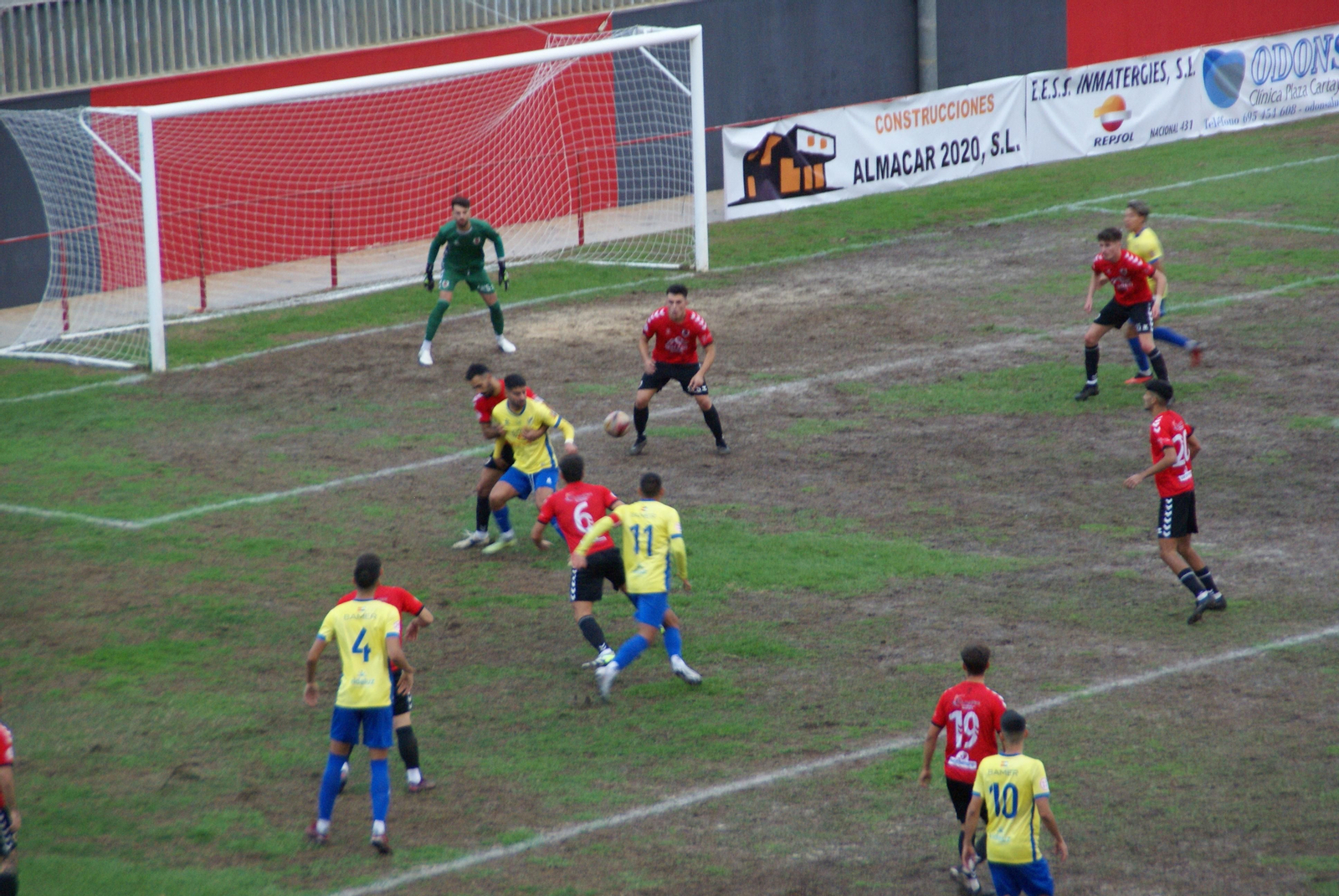 Un momento del encuentro entre el Cartaya y el Conil.