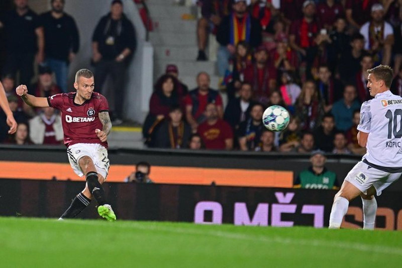 El atacante del Sparta Praga Haraslin, en un centro al área.