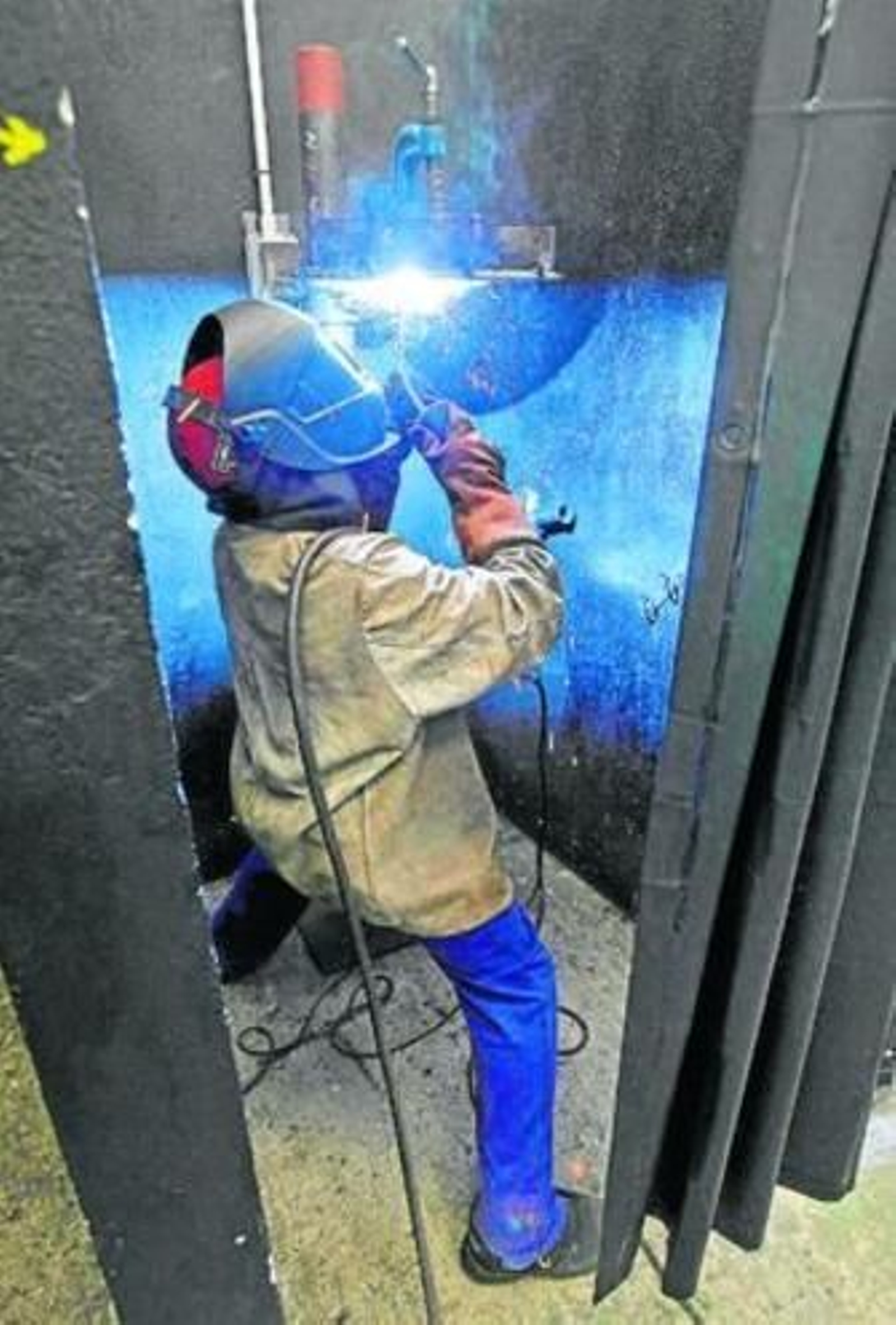 Un soldador en una escuela taller en la provincia. Un soldador en una escuela taller en la provincia.