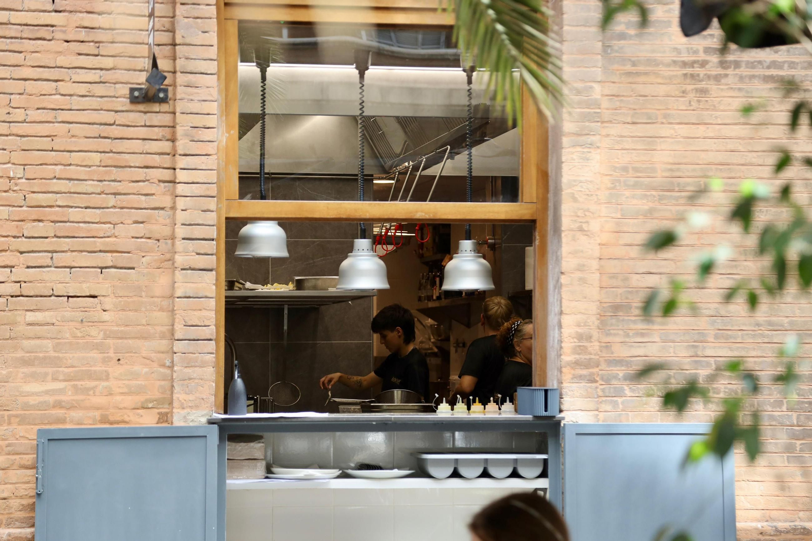 El interior de La Deriva, trabajando.