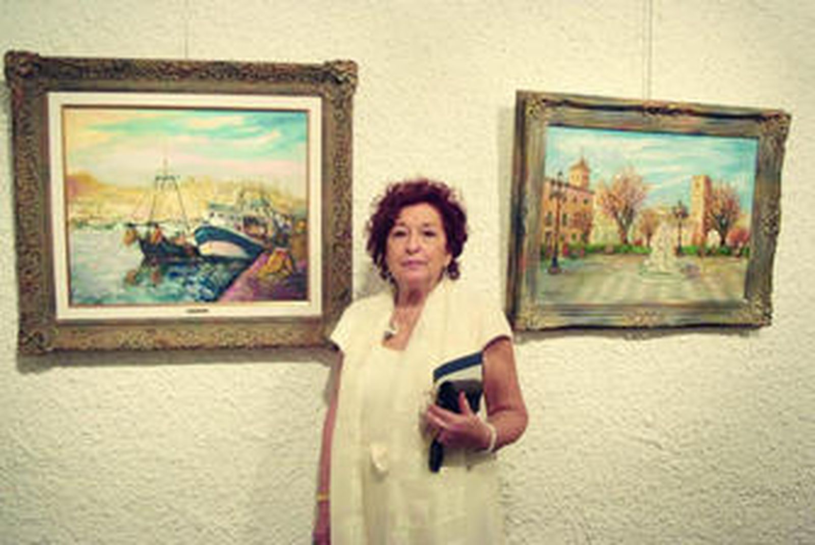 Soledad Gómez junto a una de las obras que expone en la galería de arte Argar.