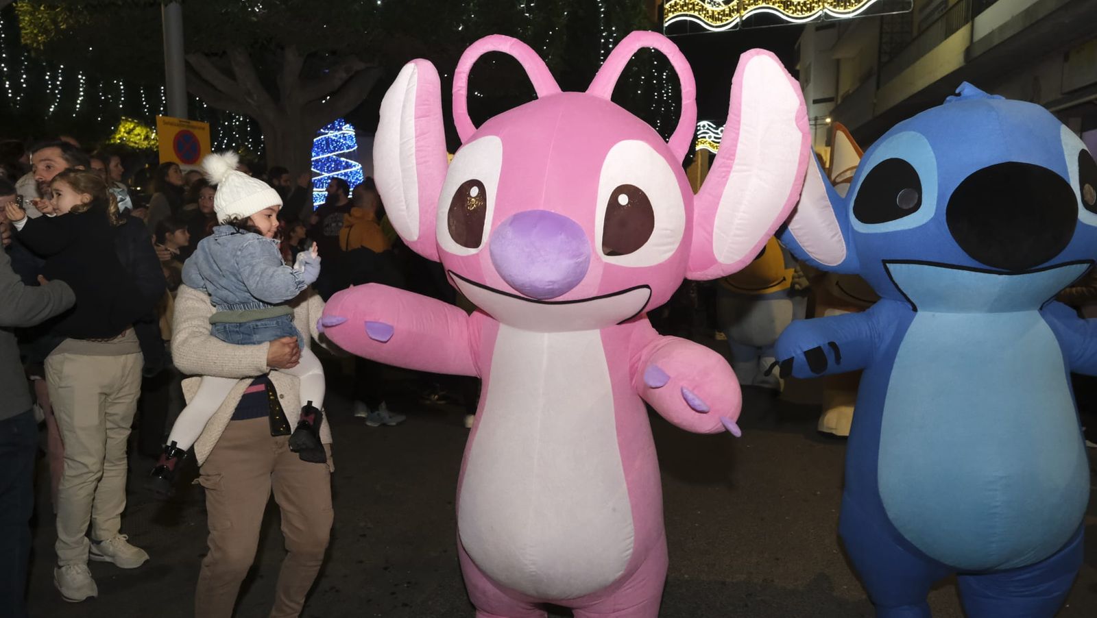 Imágenes de la cabalgata de Huércal de Almería: miles de personas reciben a los Reyes Magos