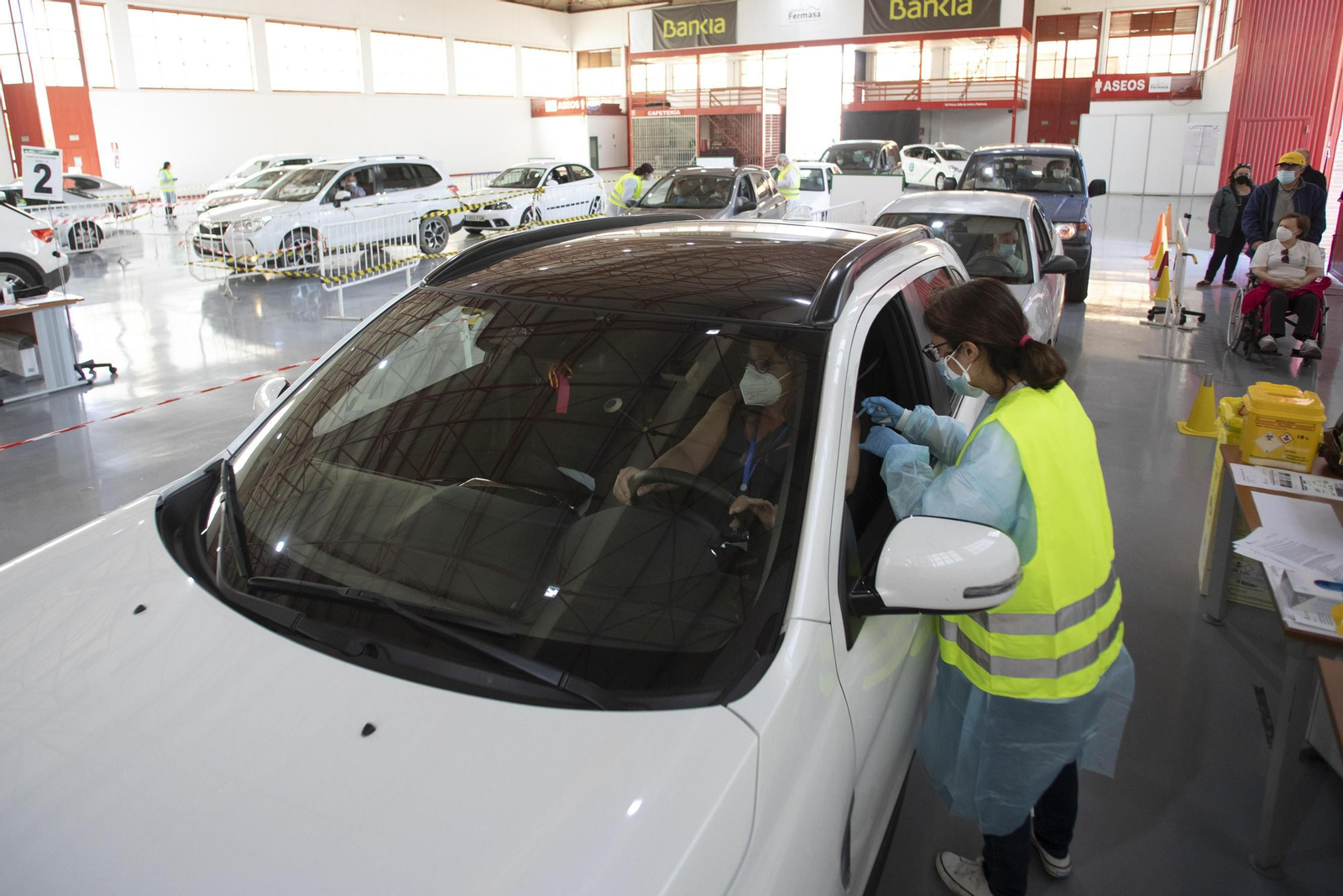 Fotos: así se está vacunando en Granada a los mayores de 60 años