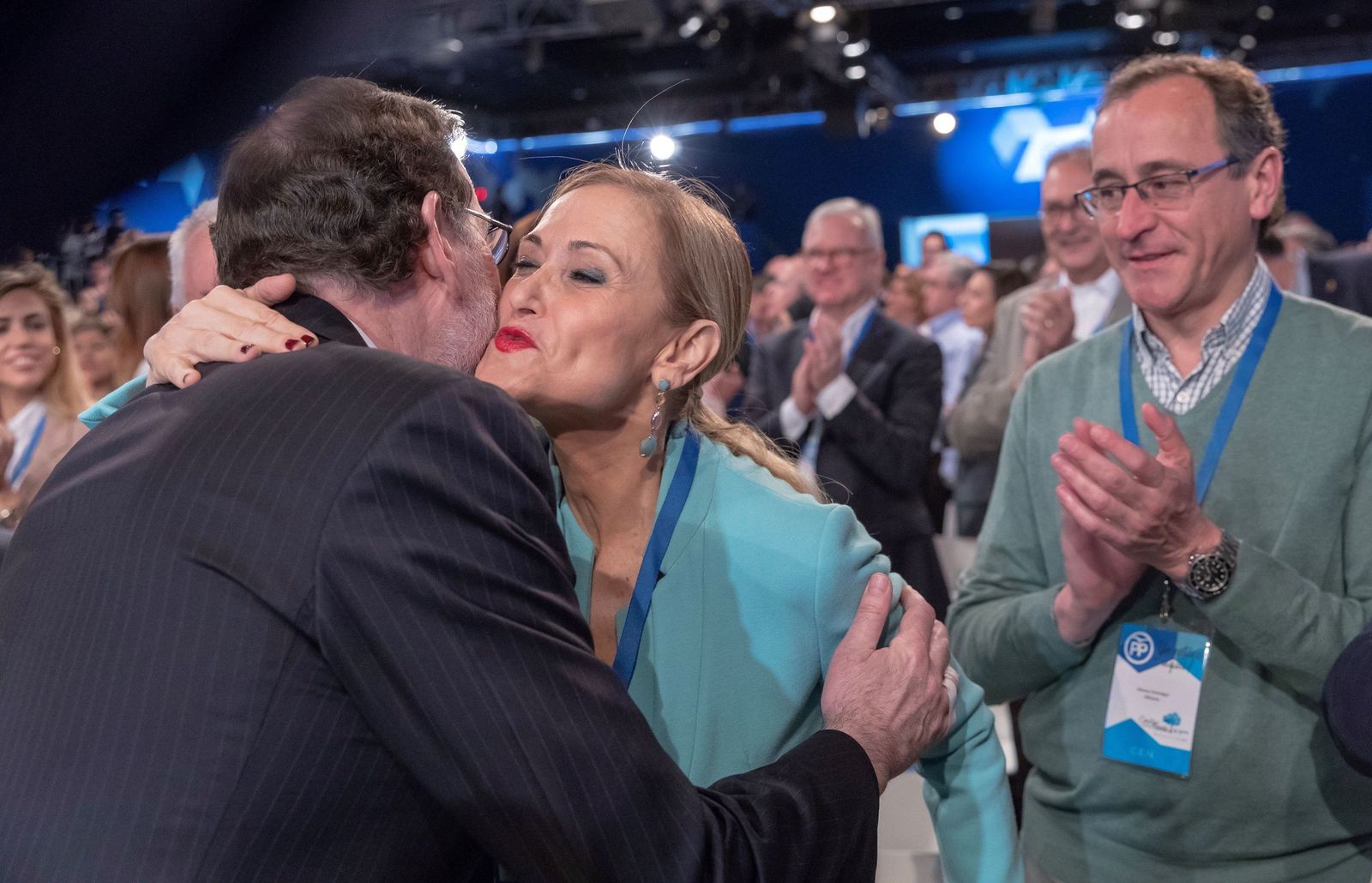 Maríano Rajoy saluda afectuosamente a Cristina Cifuentes, en un acto en Sevilla.