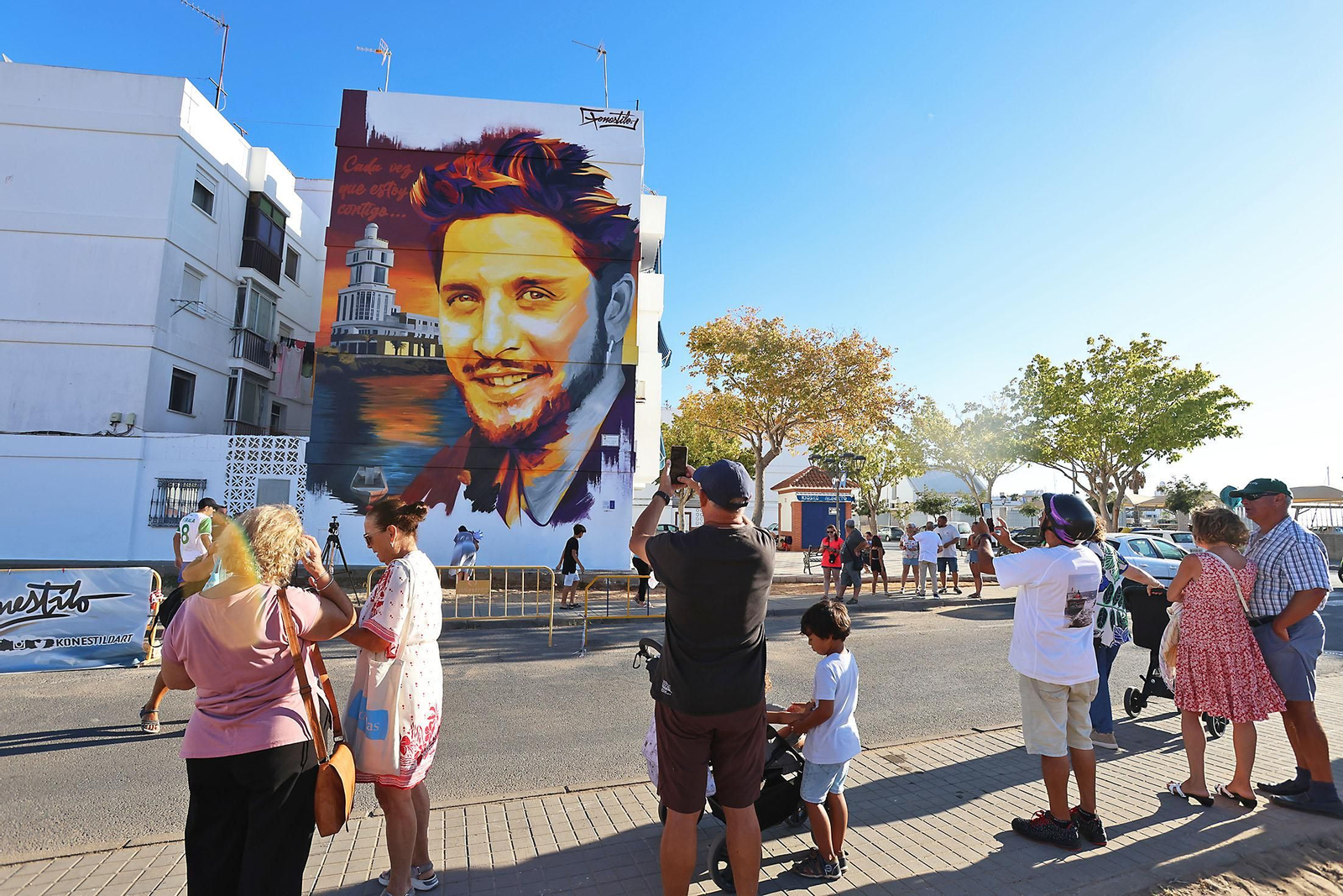 Imágenes de la inauguración del mural homenaje a Manuel Carrasco en Isla Cristina