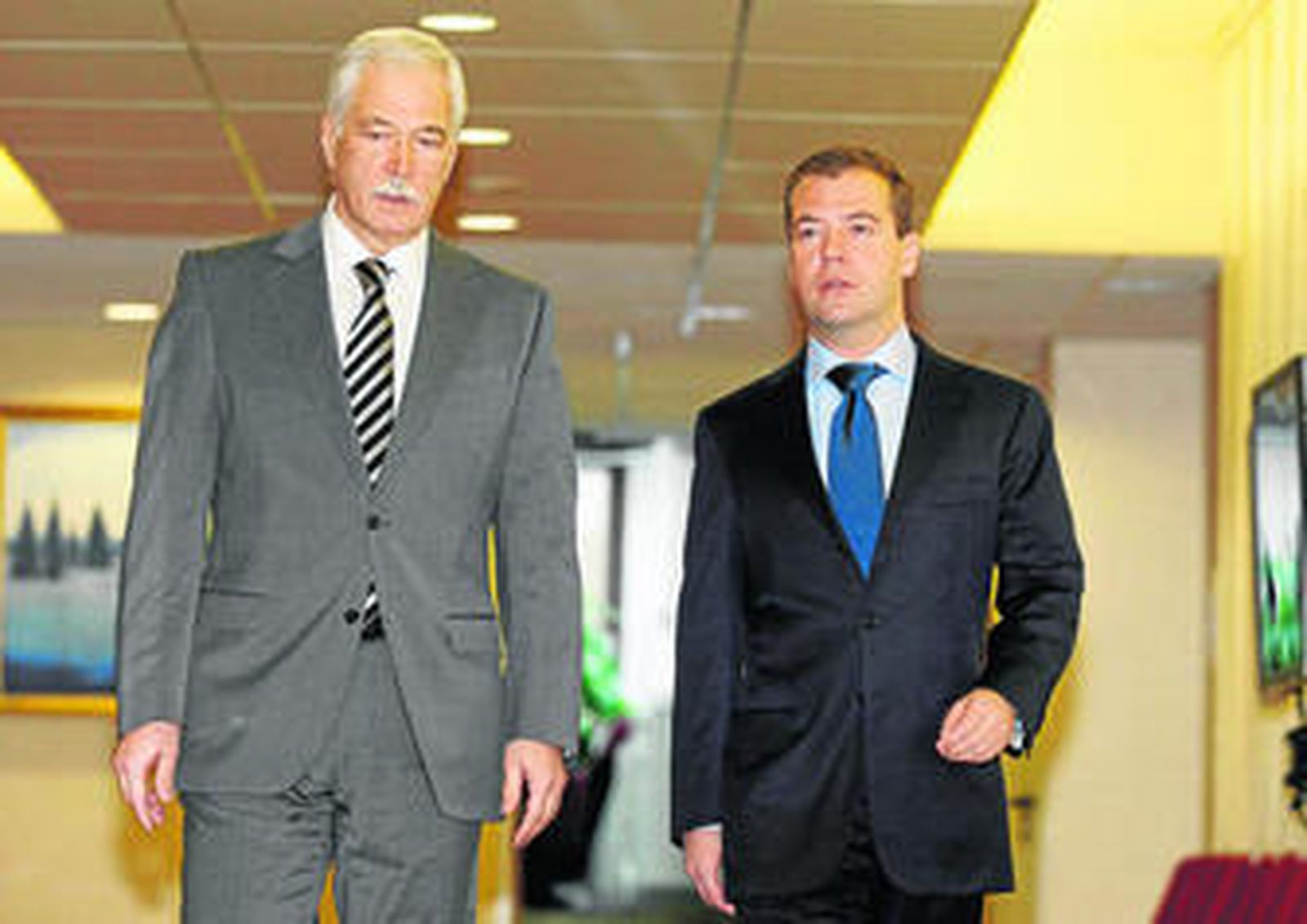 El líder de la Duma, Boris Grizlov (izquierda), llega junto al presidente Medvedev a la Comisión Central de Elecciones el pasado octubre.