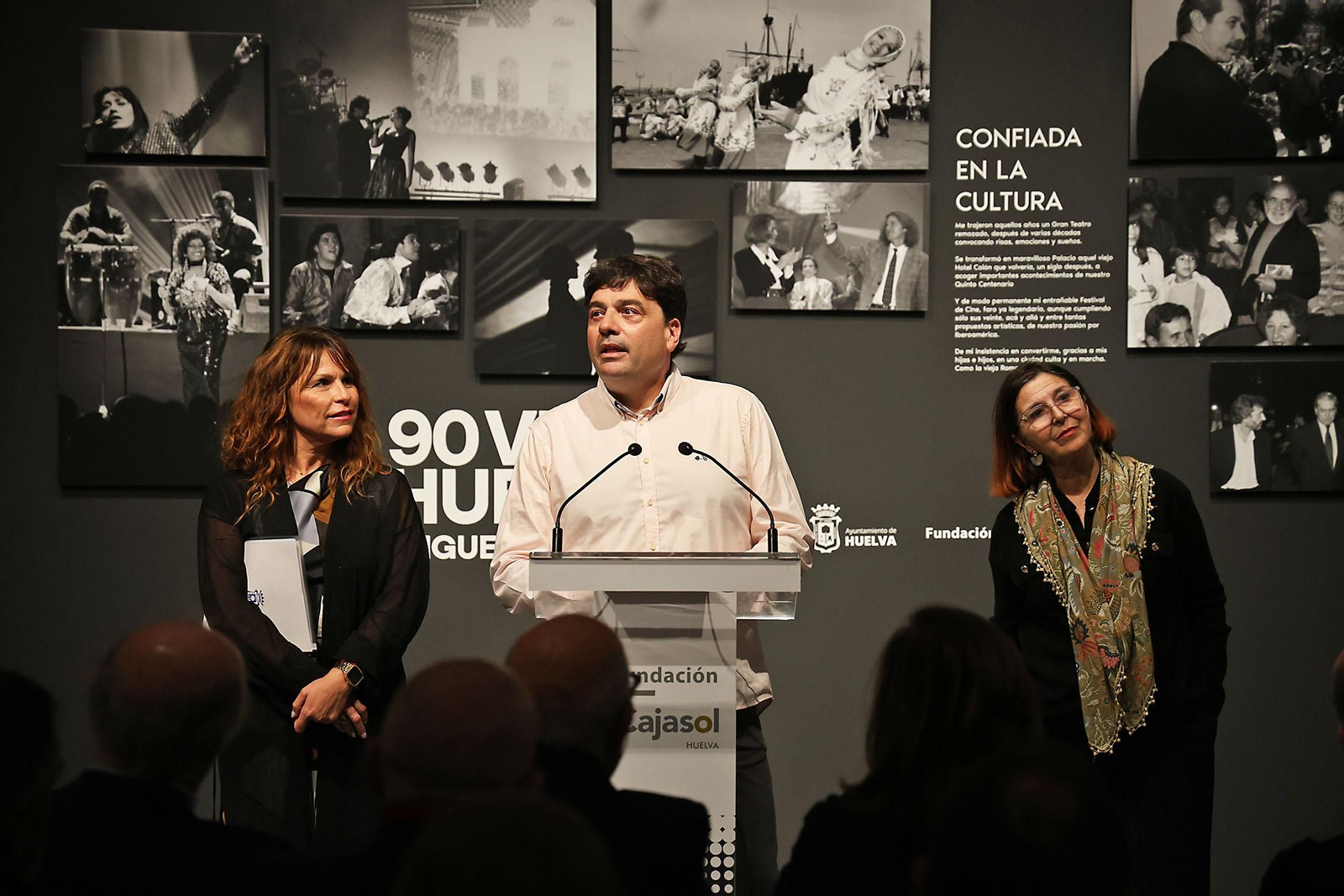 Inauguración la exposición 'Noventa Veces Huelva', una selección de fotografías de fotoperiodista Miguel Vázquez