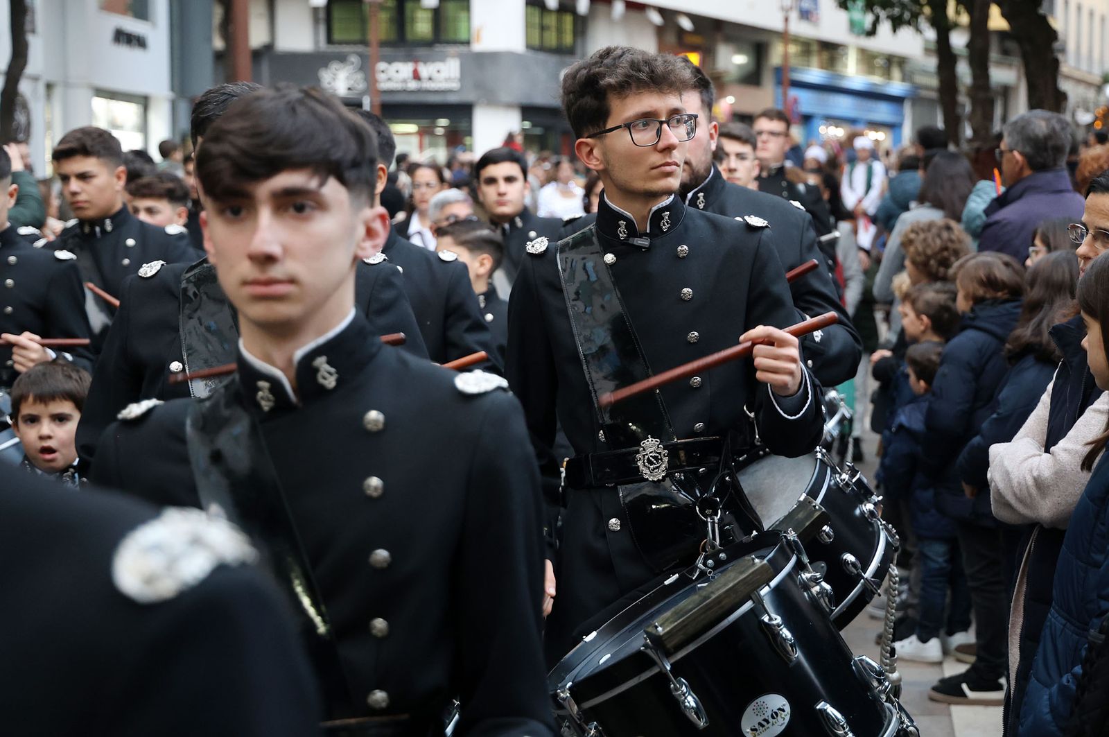 Imágenes del Heraldo Real anunciando la llegada de los Reyes Magos a Huelva