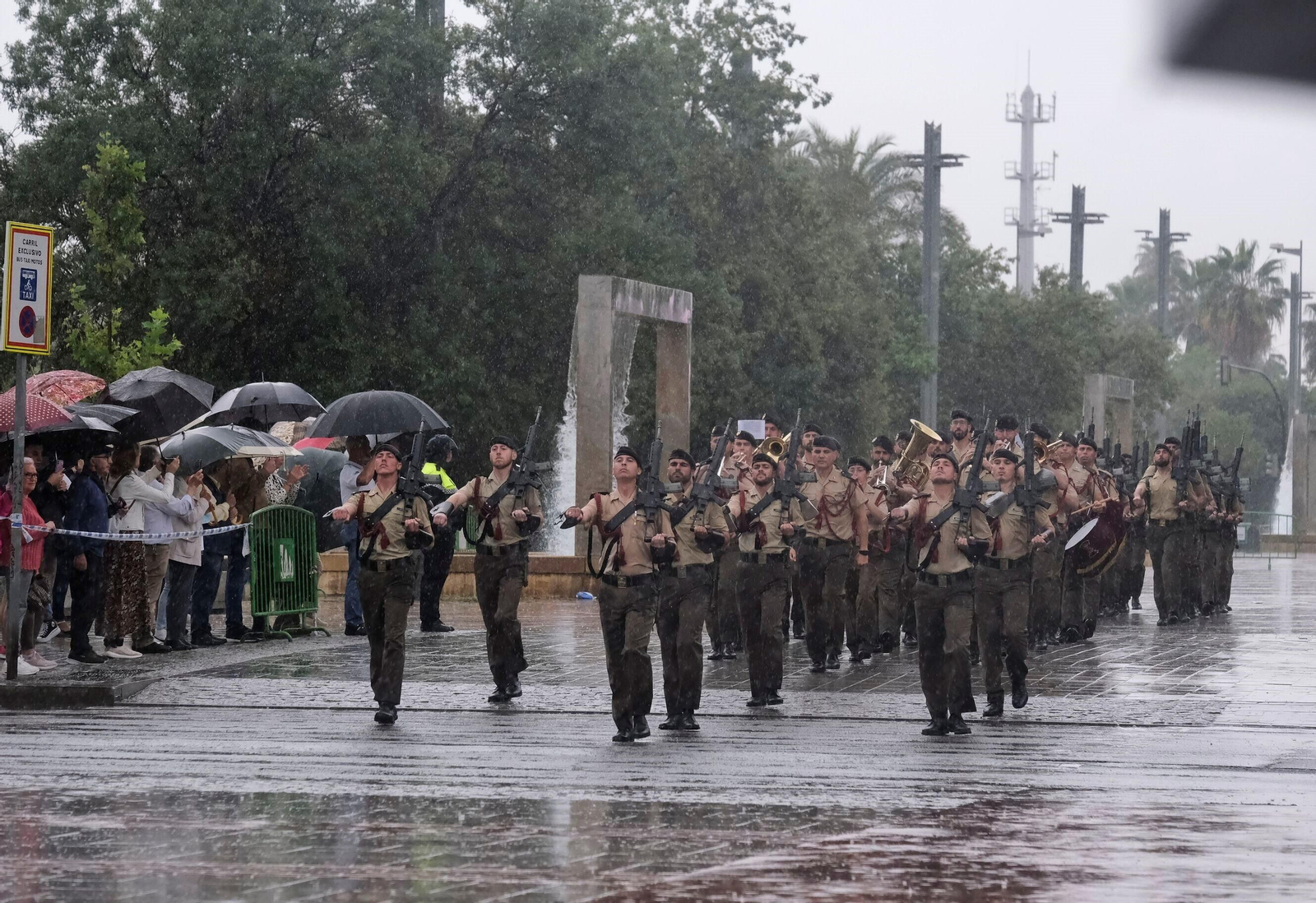 El izado de la bandera de España en Córdoba, en imágenes