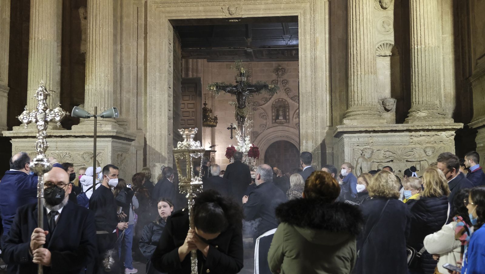 Procesión del Vía Crucis del Santo Cristo de la Escucha en Almería, en imágenes.