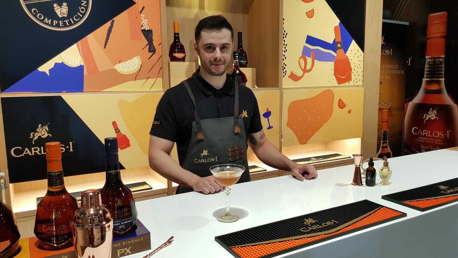 Una imagen tomada ayer de Javier Infante tras preparar su cóctel 'Agua de Jerez'.