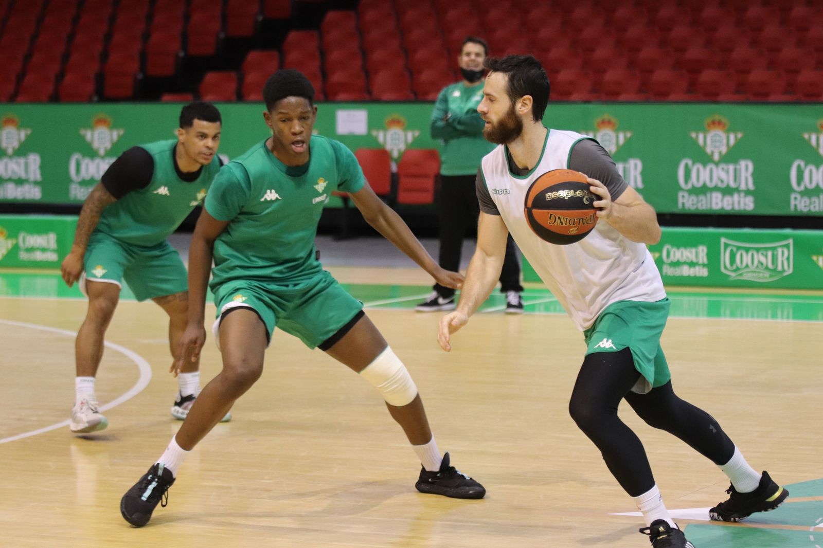 Pablo Almazán encara a Magassa durante un entrenamiento.