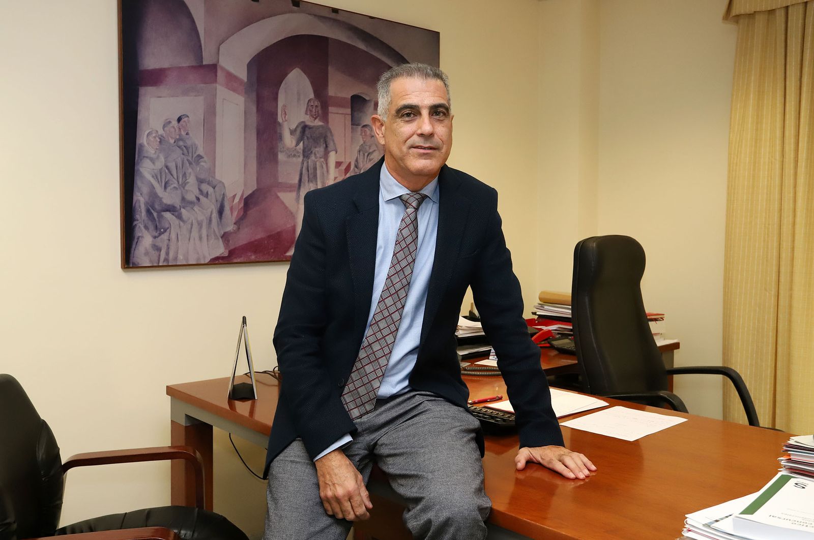 Arsenio Martínez, director general de la Cámara de Comercio en su despacho.