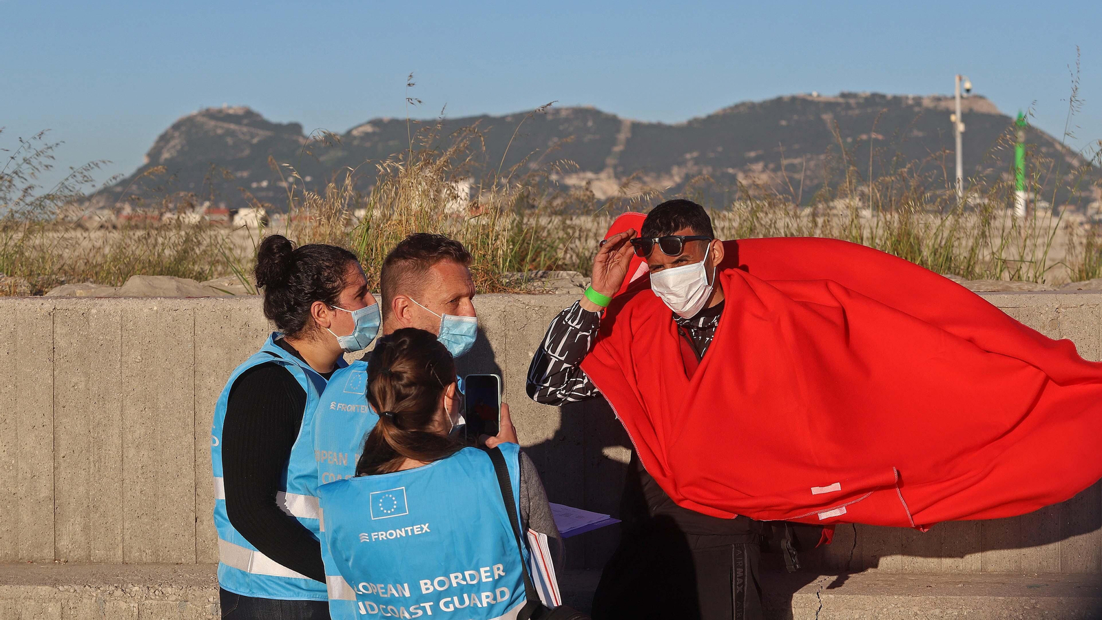 Personal de Frontex atiende a un migrante en Algeciras.