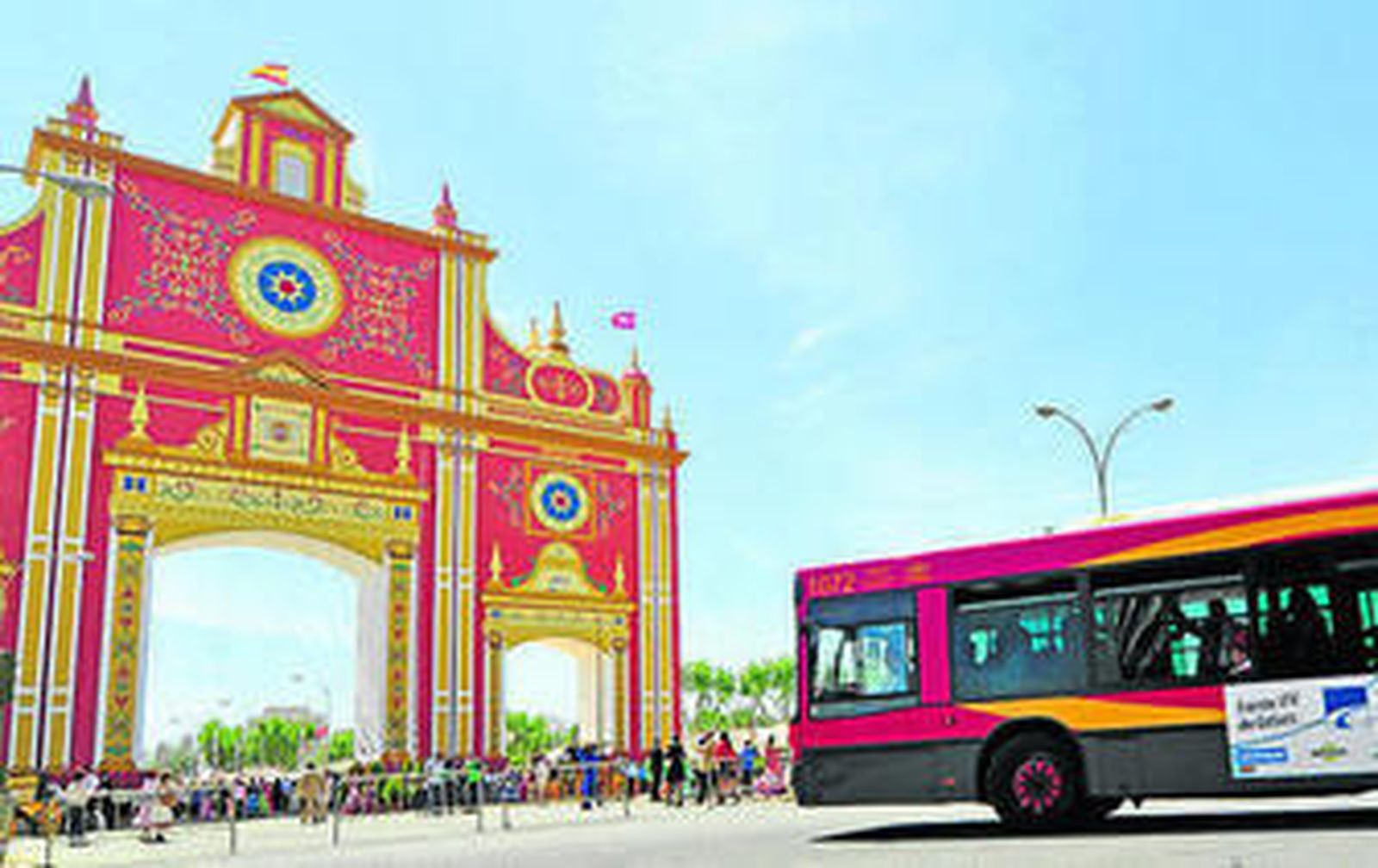 Un autobús de Tussam pasa junto a la Portada de Feria.