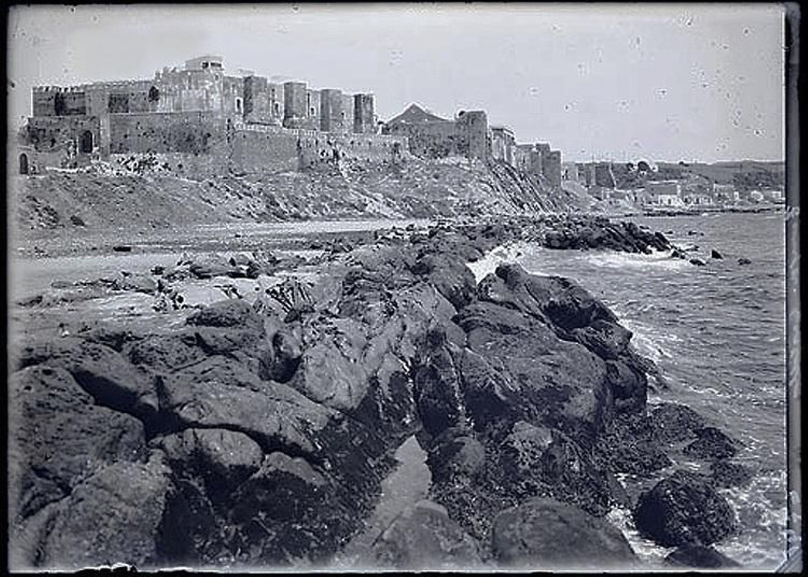 El castillo y las murallas de la antigua Almedina y el arrabal de Aljaranda.