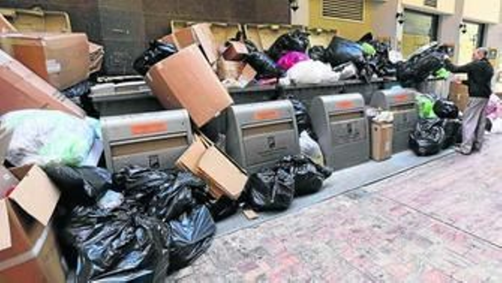 Bolsas y cartones acumulados en el entorno de la Plaza de Las Flores.